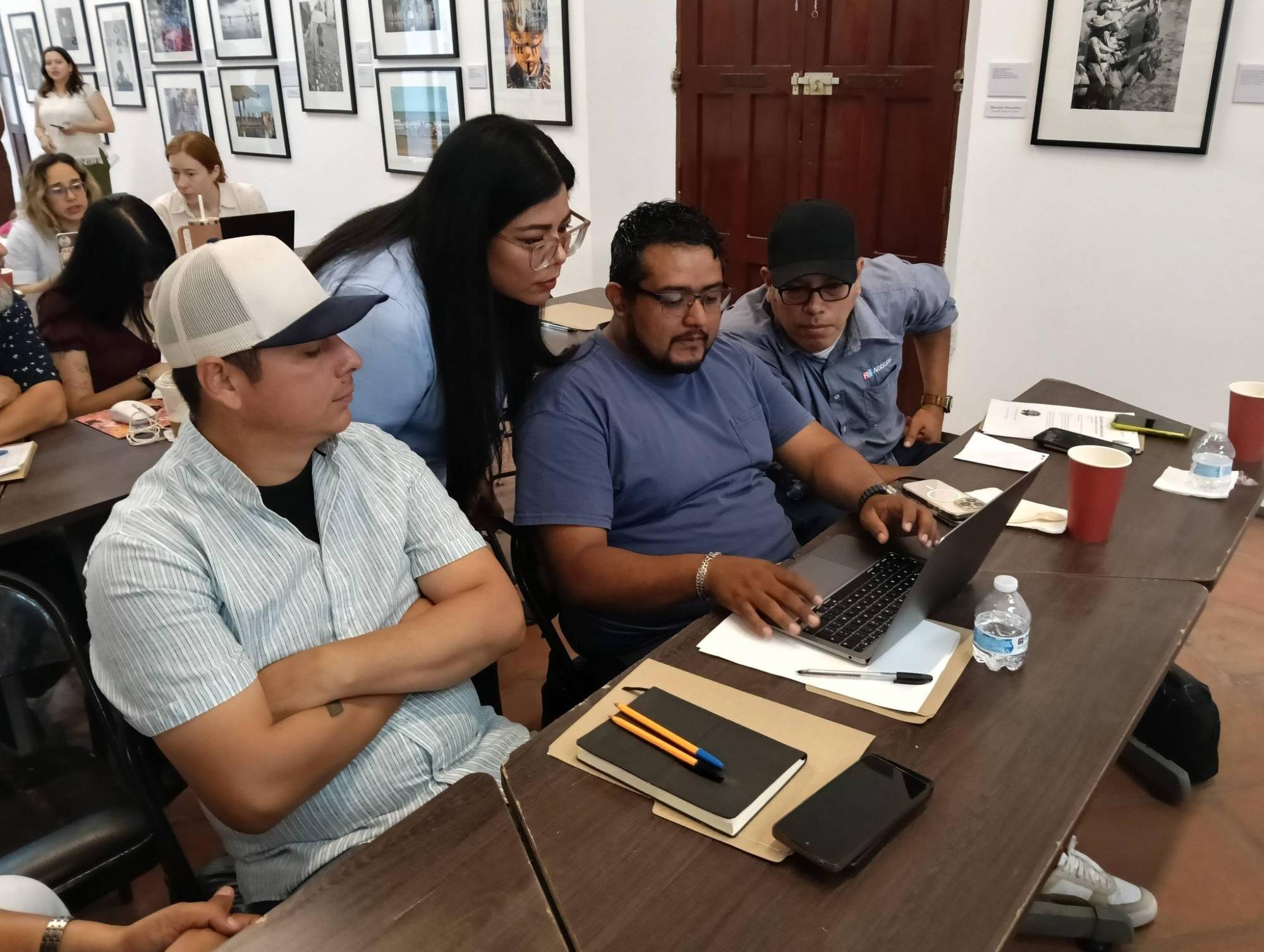 $!Los periodistas abordaron temas como la verificación de información y criterios editoriales, entre otros.