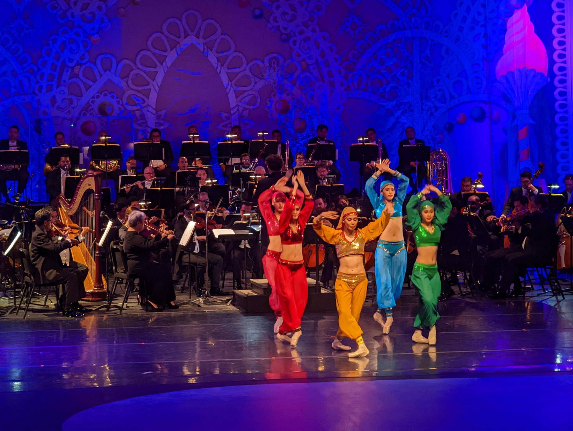 $!Viven culiacanenses la magia de la Navidad con música, canto y ballet