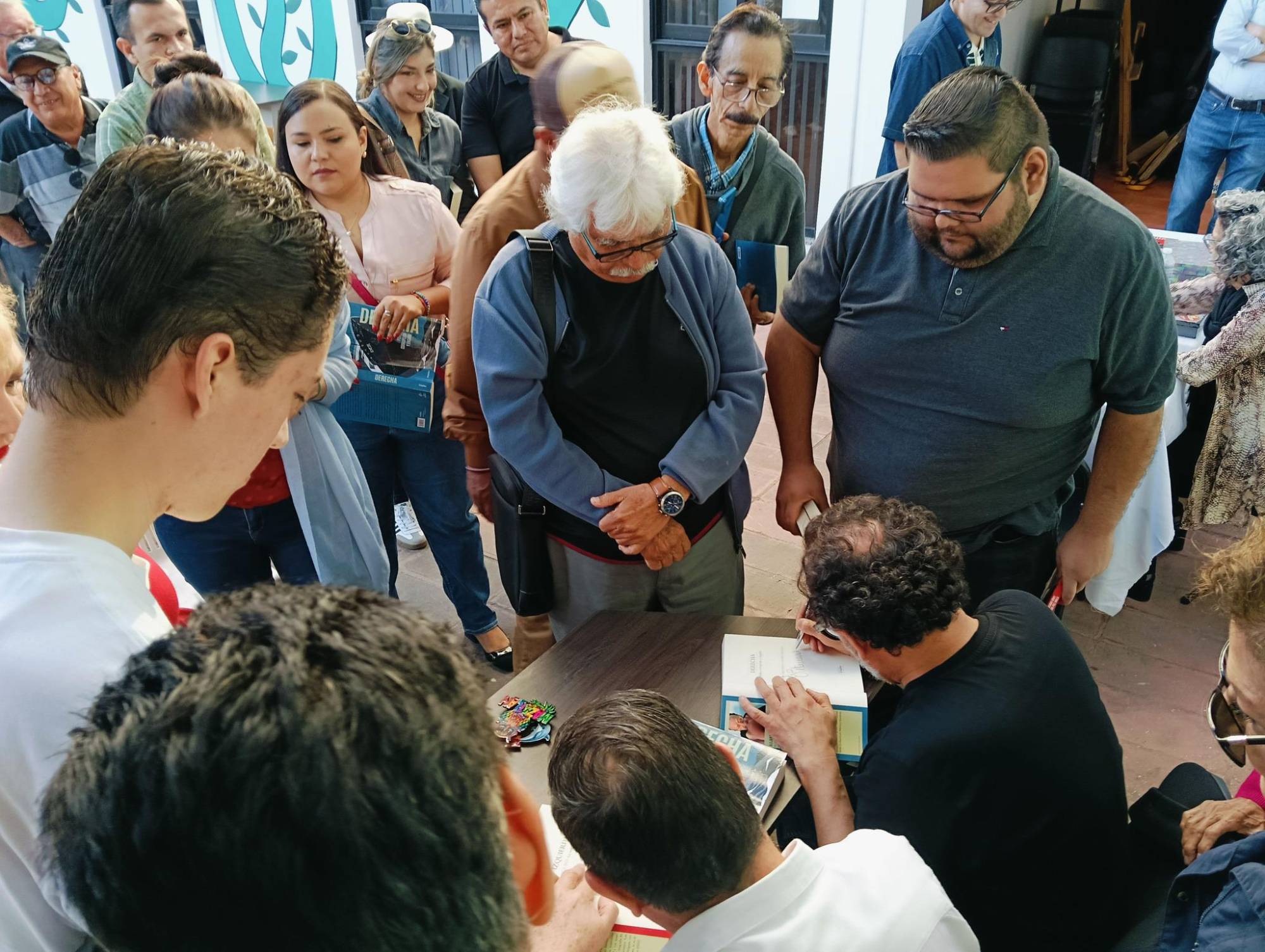 $!Los autores firmaron libros al final de la presentación.