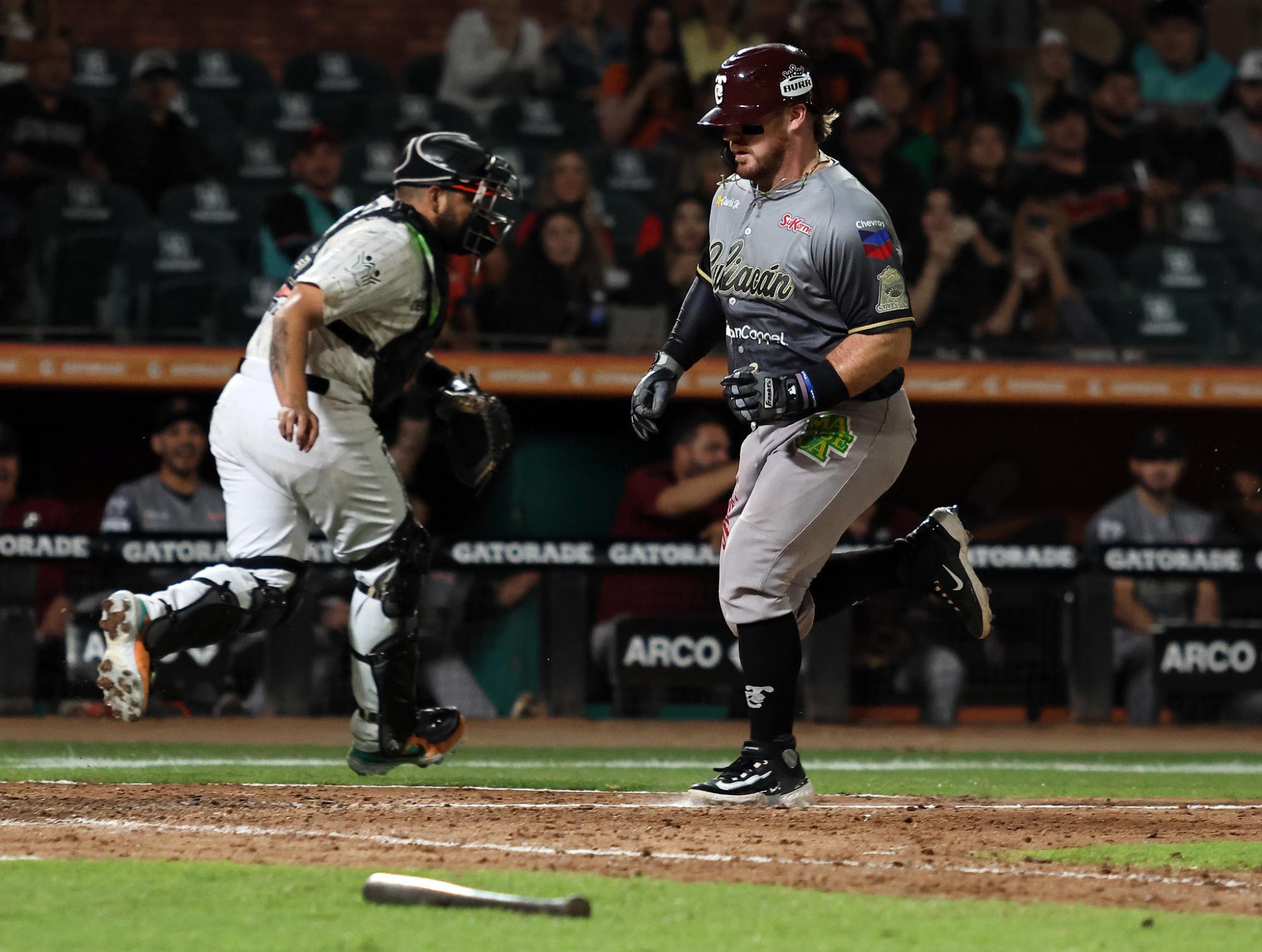 $!Naranjeros se impone a Tomateros y empata el Clásico
