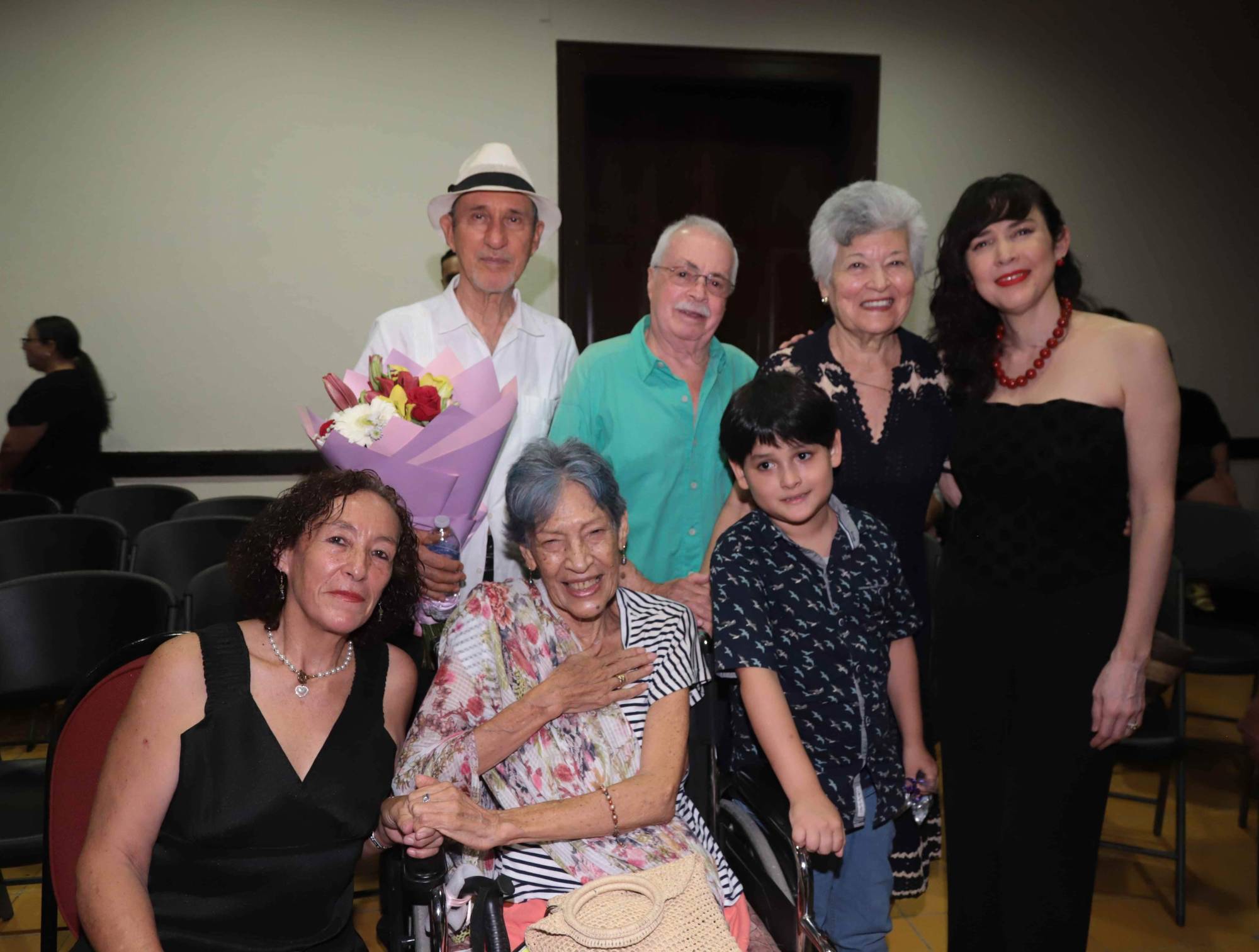 $!La maestra Cecilia rodeada de su familia.