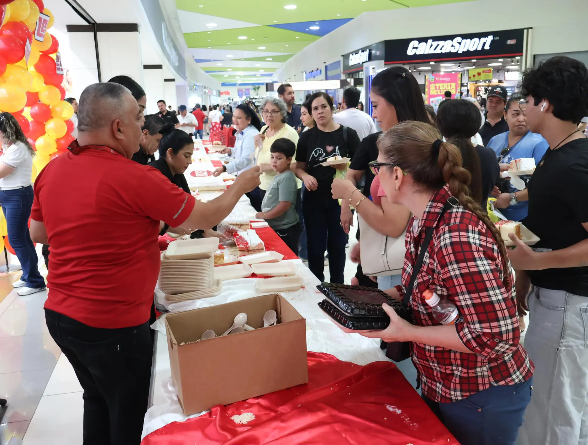 $!Muchos clientes se acercan por su trozo de pastel.