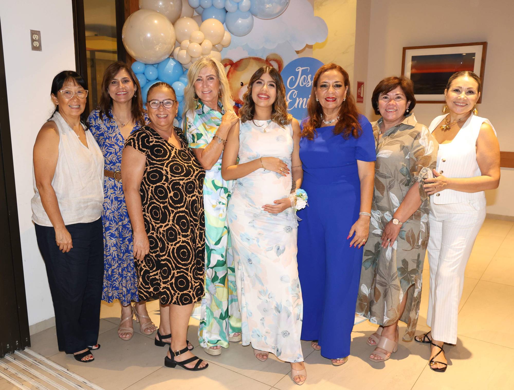 $!Muchos consejos y buenos deseos recibió la festejada ese día de sus invitadas.