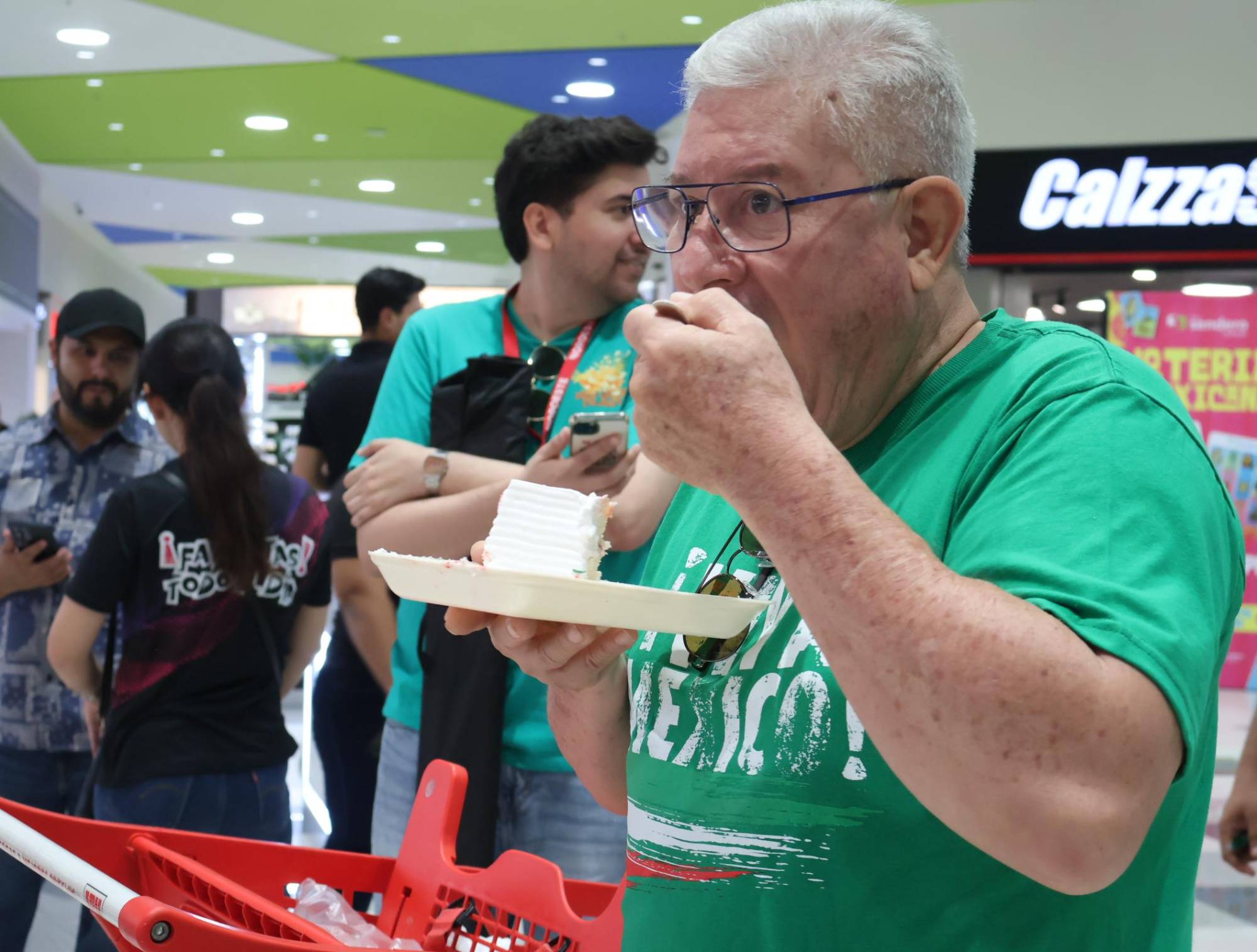 $!Clientes disfrutan de un buen trozo de pastel.