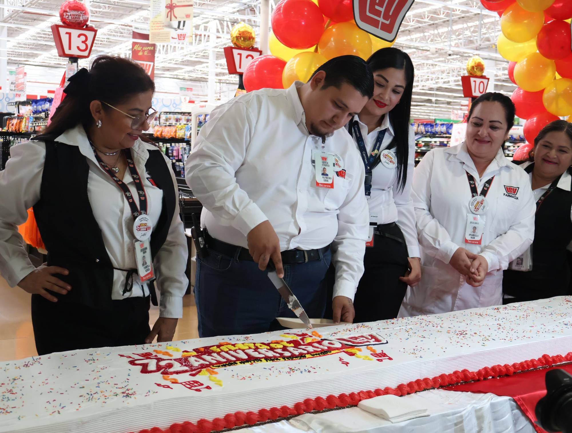 $!El gerente de Ley Sendero, Alfredo Ledezma, realiza el corte del pastel.