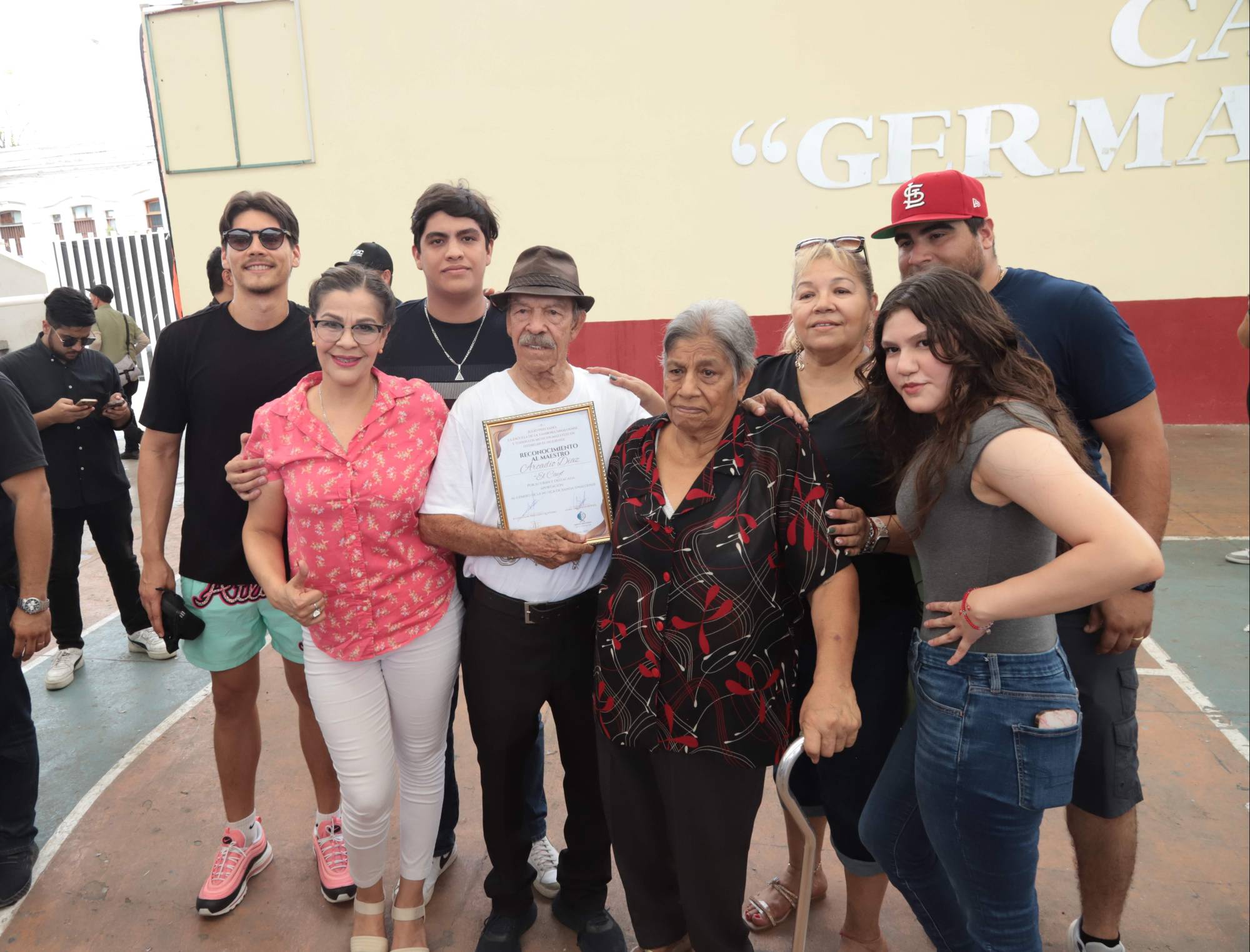 $!Arcadio “El Cayo” Díaz entres sus familiares.