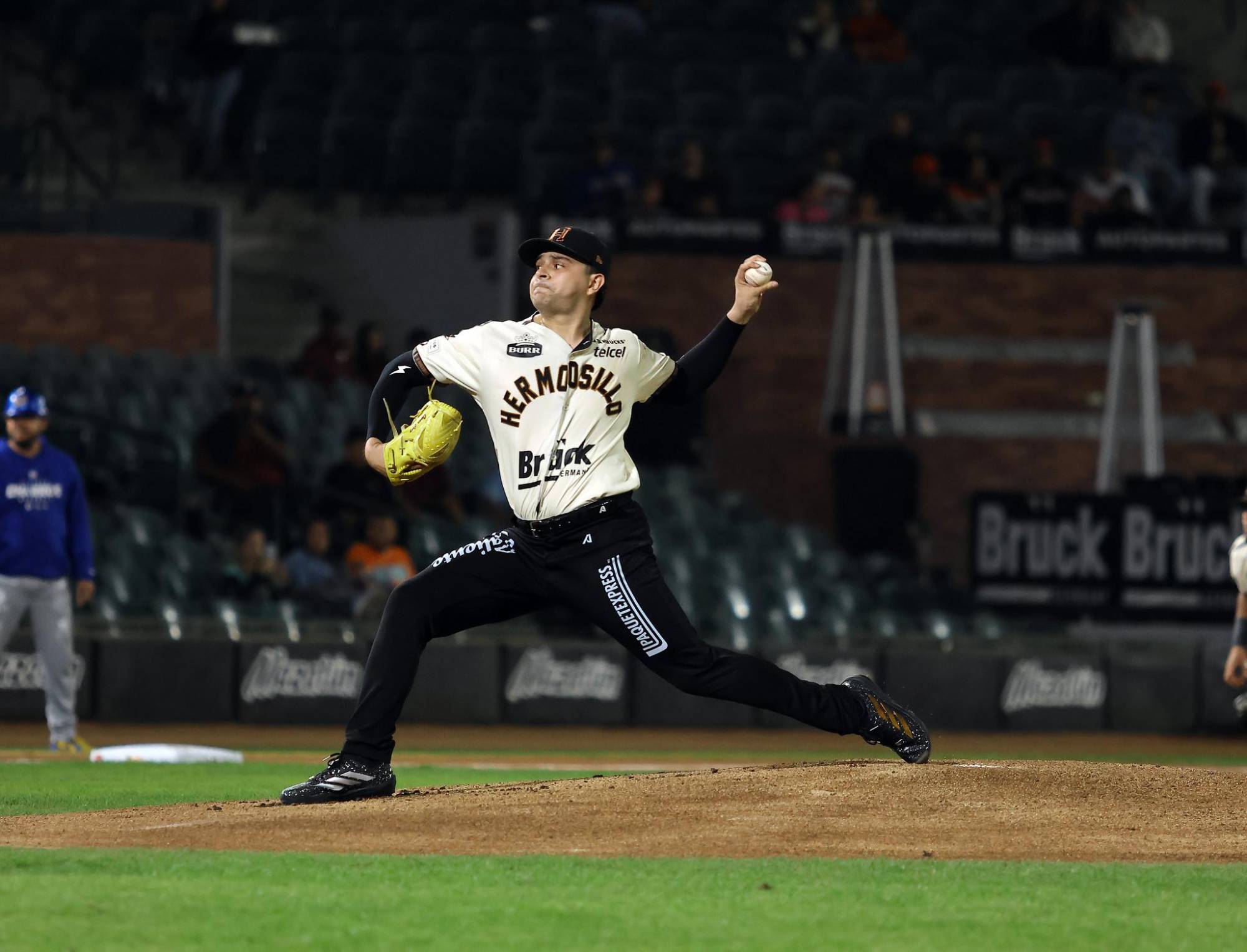 $!Con contundente ofensiva Naranjeros iguala la serie ante Charros