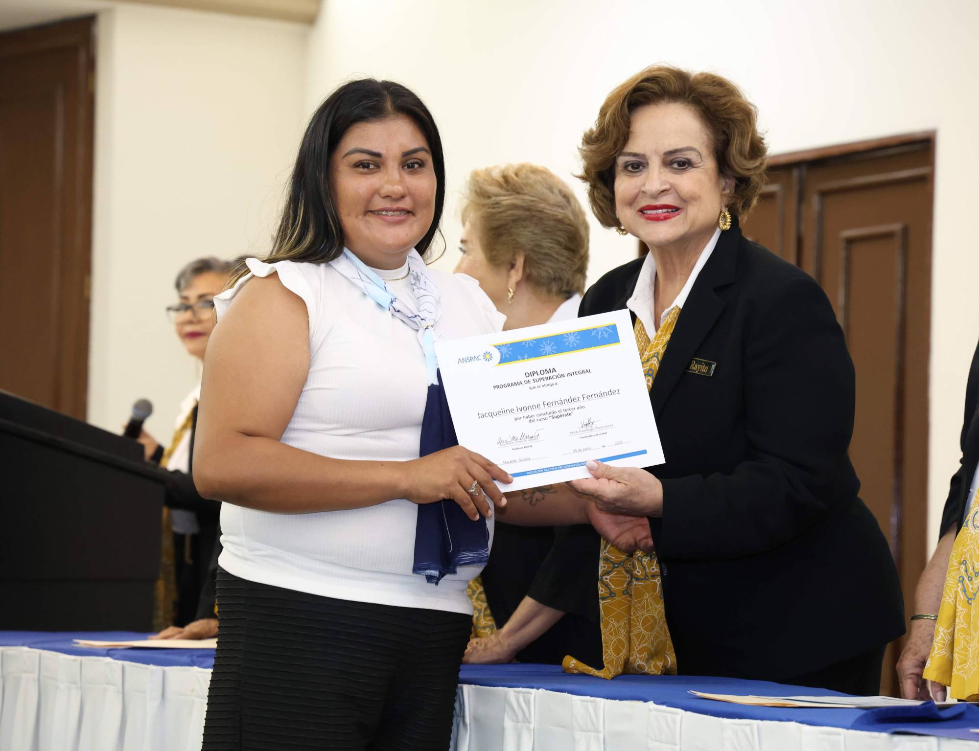 $!Jacqueline Ivonne Fernández recibe su diploma de manos de Rayito Arias de Rodríguez.