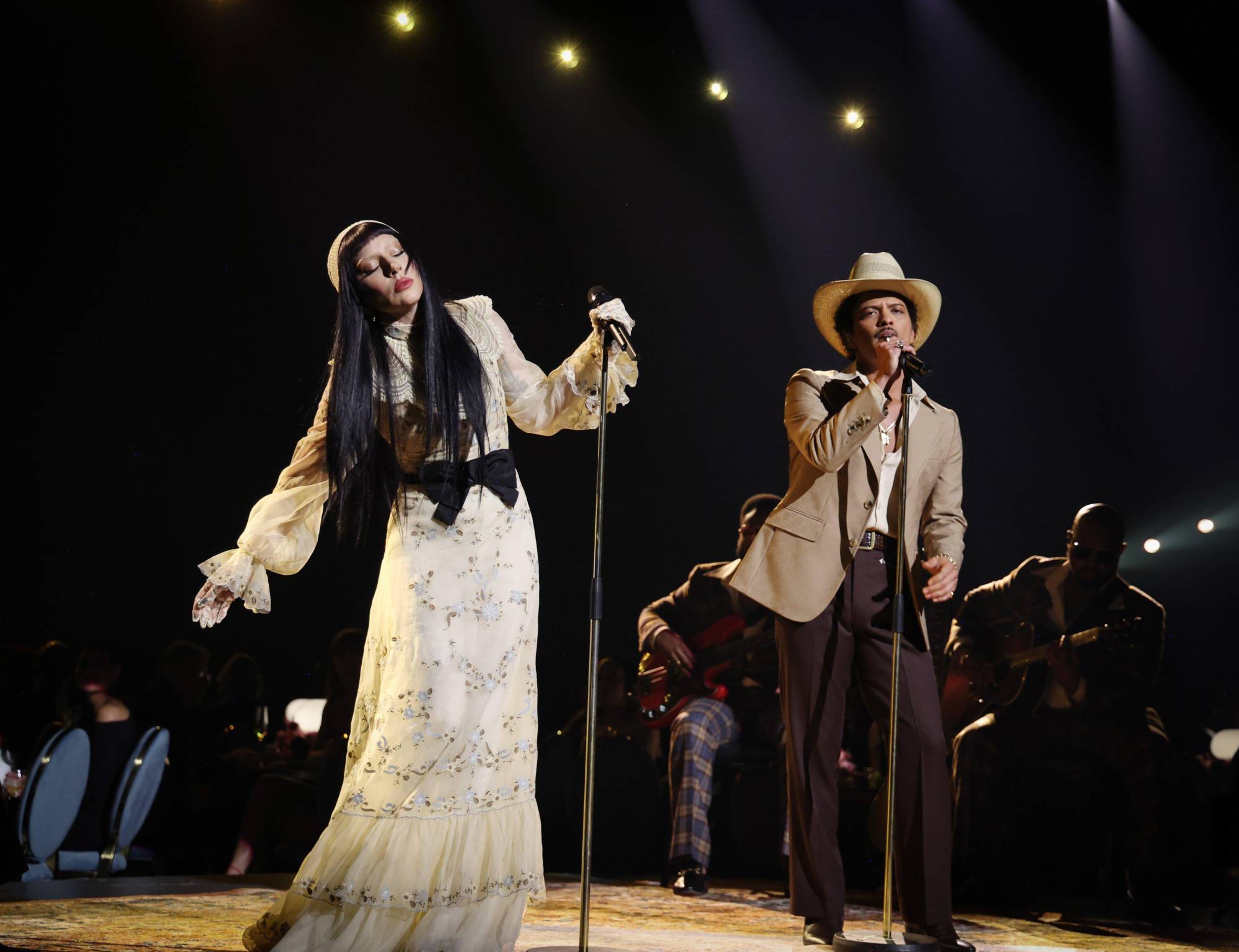 $!Lady Gaga y Bruno Mars hicieron un homenaje a las víctimas por los incendios en Los Ángeles.