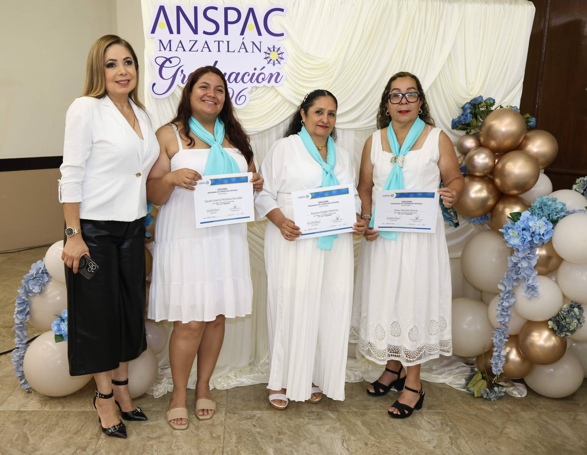 $!La animadora Xóchitl Cazares junto a las graduadas Claudia Yesenia Peñalosa, Rosalva Aragón y Silvia Velarde. de la Unidad Oceano Palace.