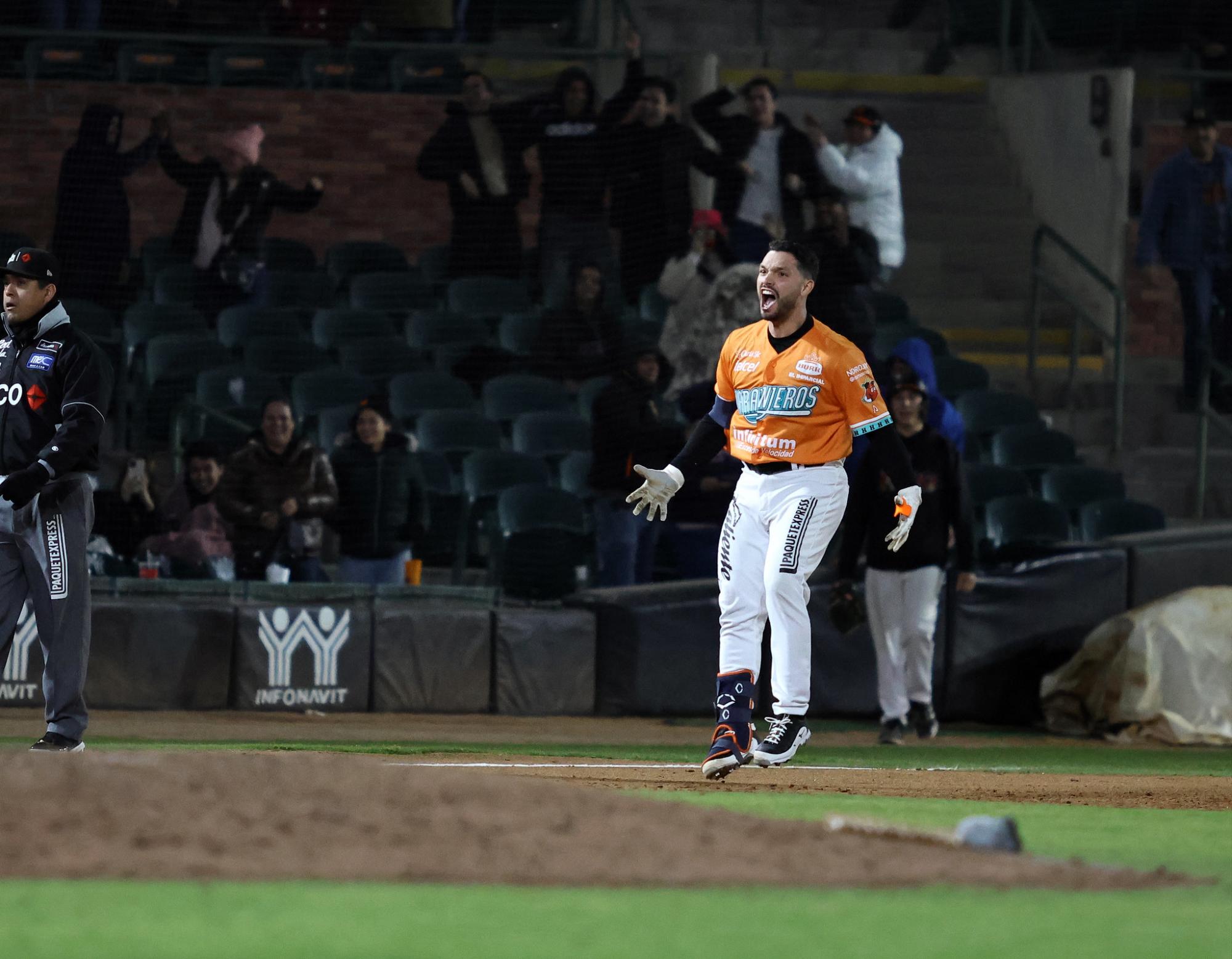 $!César Salazar se viste de héroe y Naranjeros toma ventaja en la semifinal