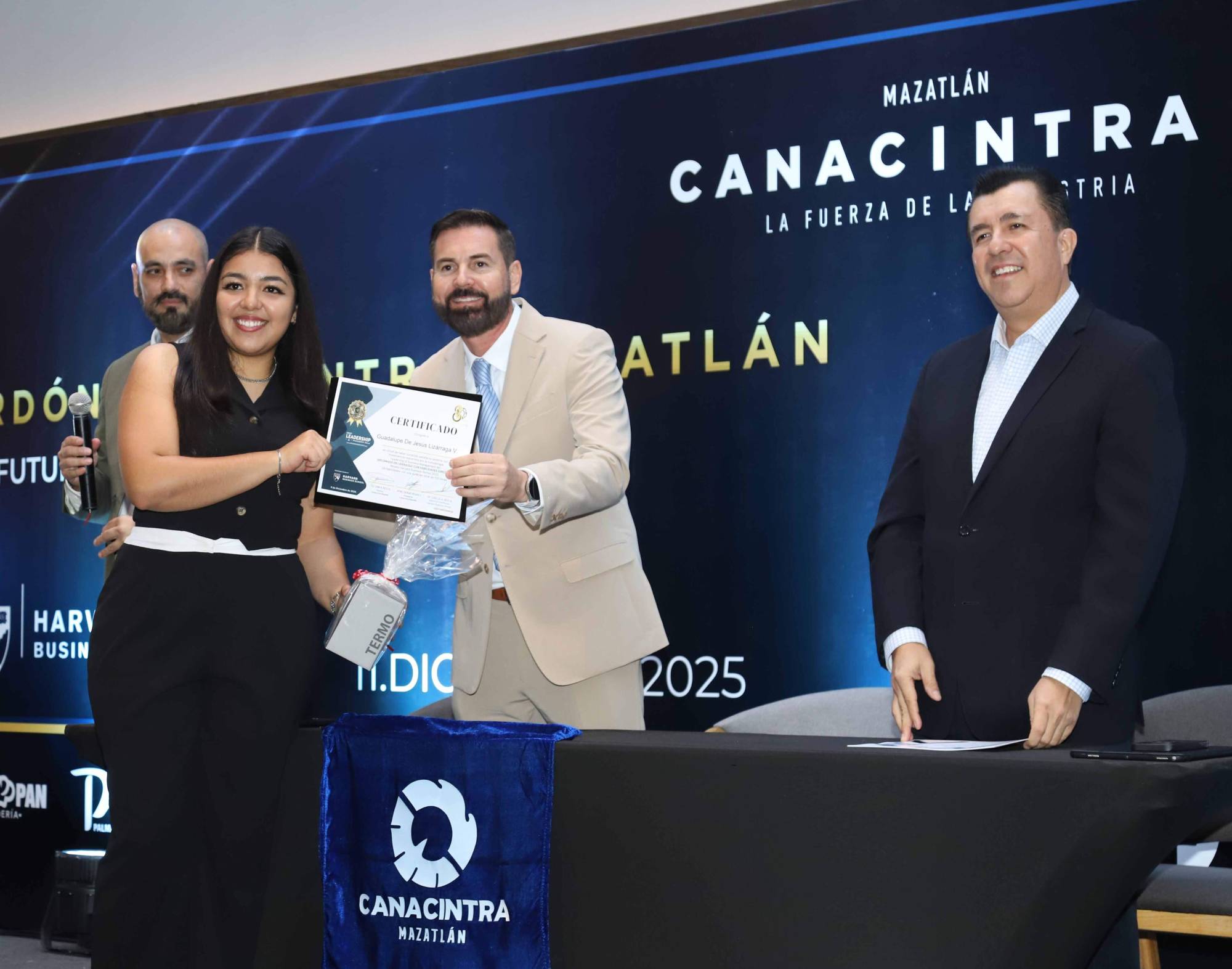 $!Guadalupe de Jesús Lizárraga recibe su diploma de manos de Sergio Rojas.