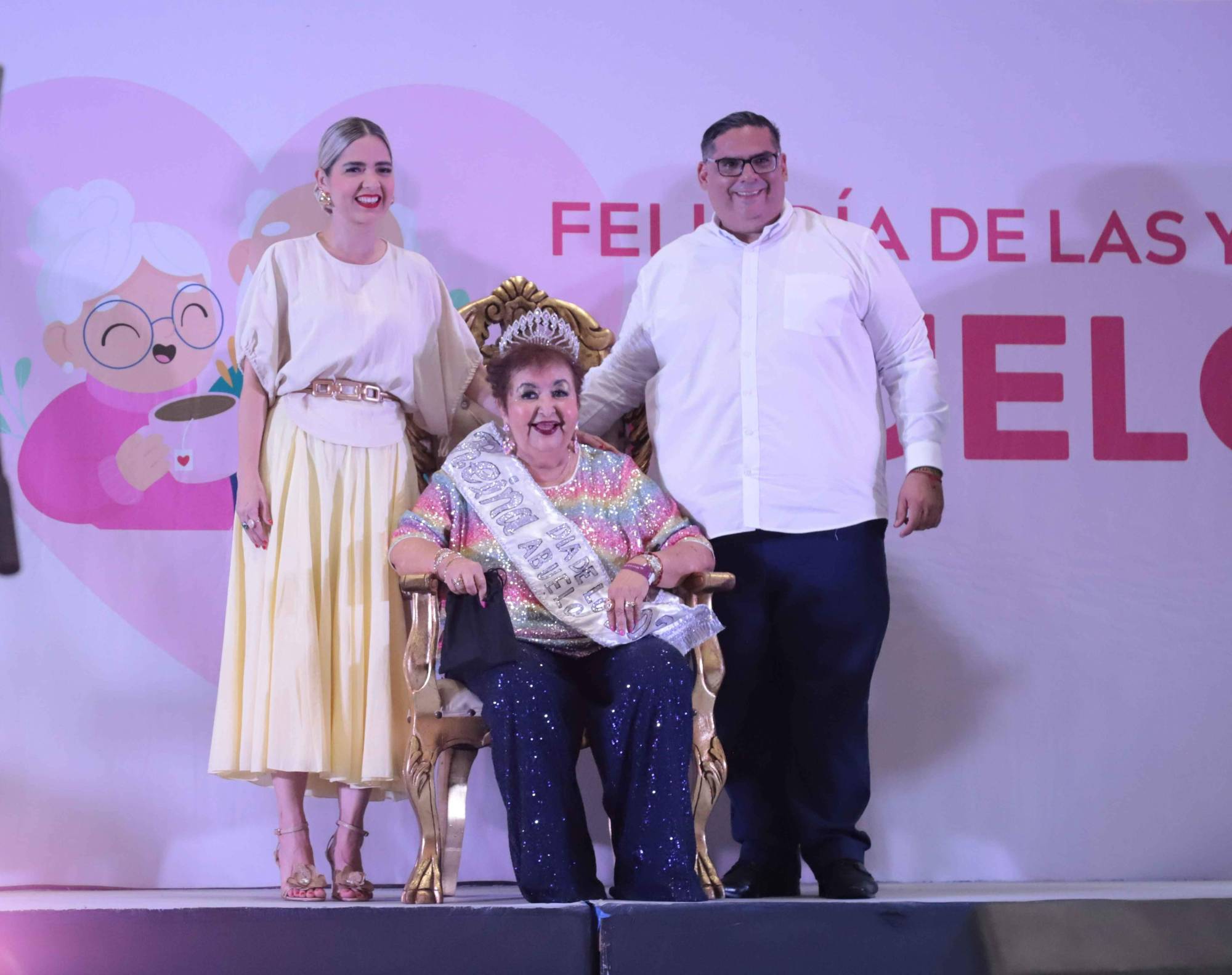 $!Estrella Palacios y José Luis Gómez Núñez coronan a Rosita Canizález, la reina los Abuelos 2025 del festejo del DIF.