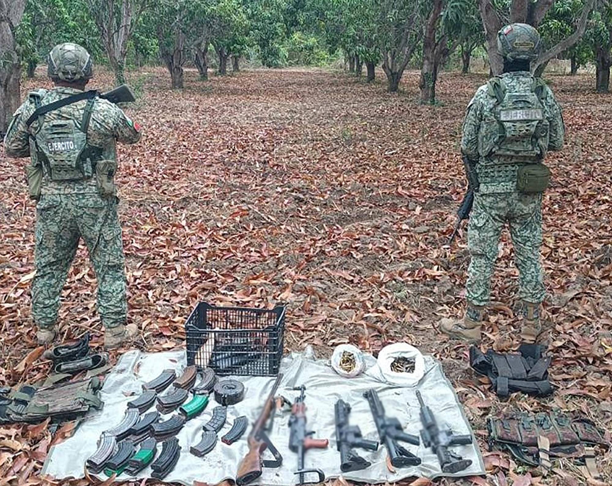 $!Detienen a “El 24”, presunto líder criminal en Sinaloa; aseguran armas y explosivos