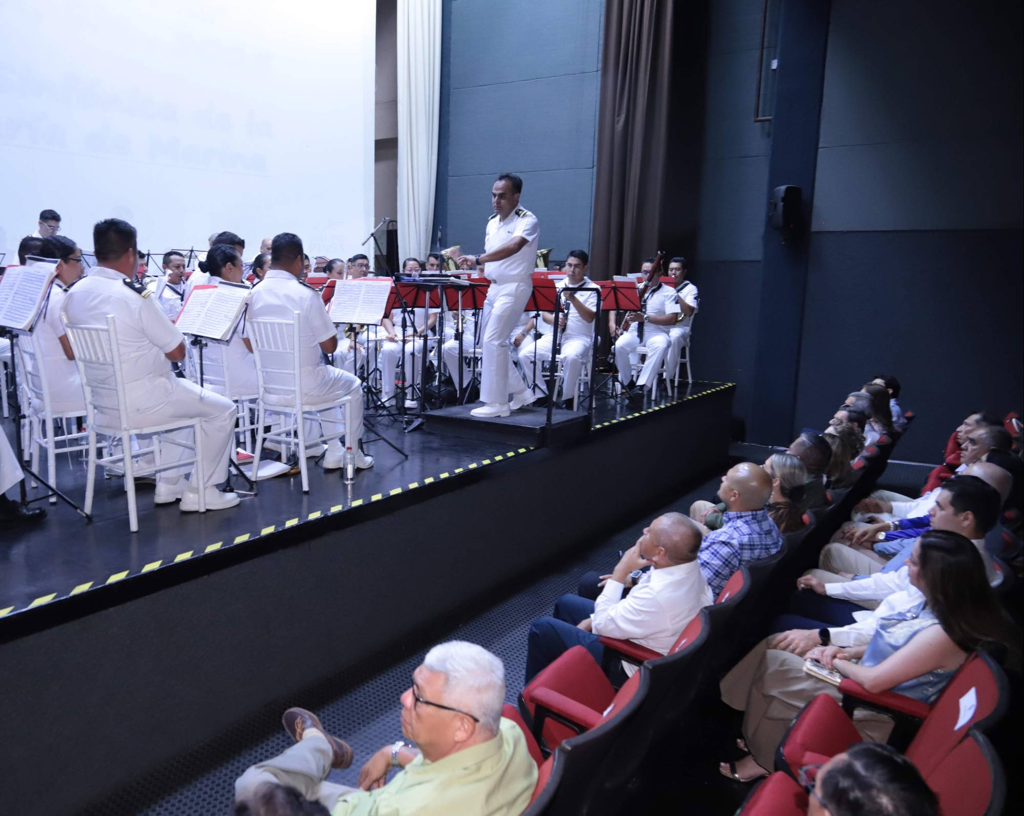 $!La agrupación estuvo dirigida por el Teniente de Fragata Servicio Músico Naval, Ángel Guillermo Martínez López.