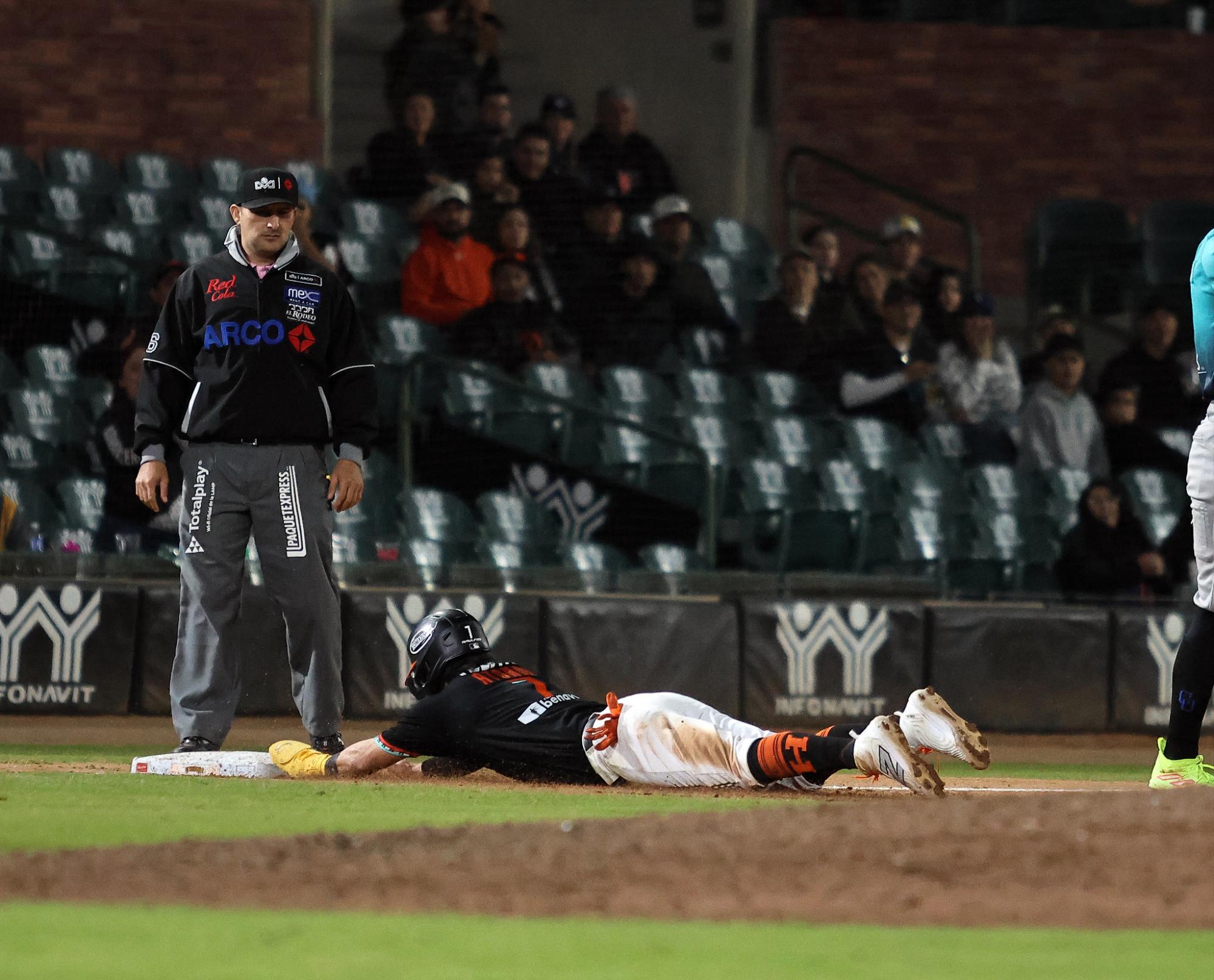 $!Con walk off Naranjeros completa barrida en Clásico Sonorense
