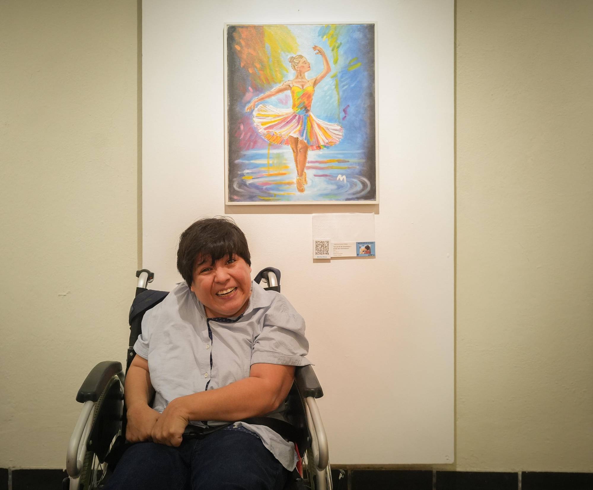 $!Una de las creadoras junto a su obra.