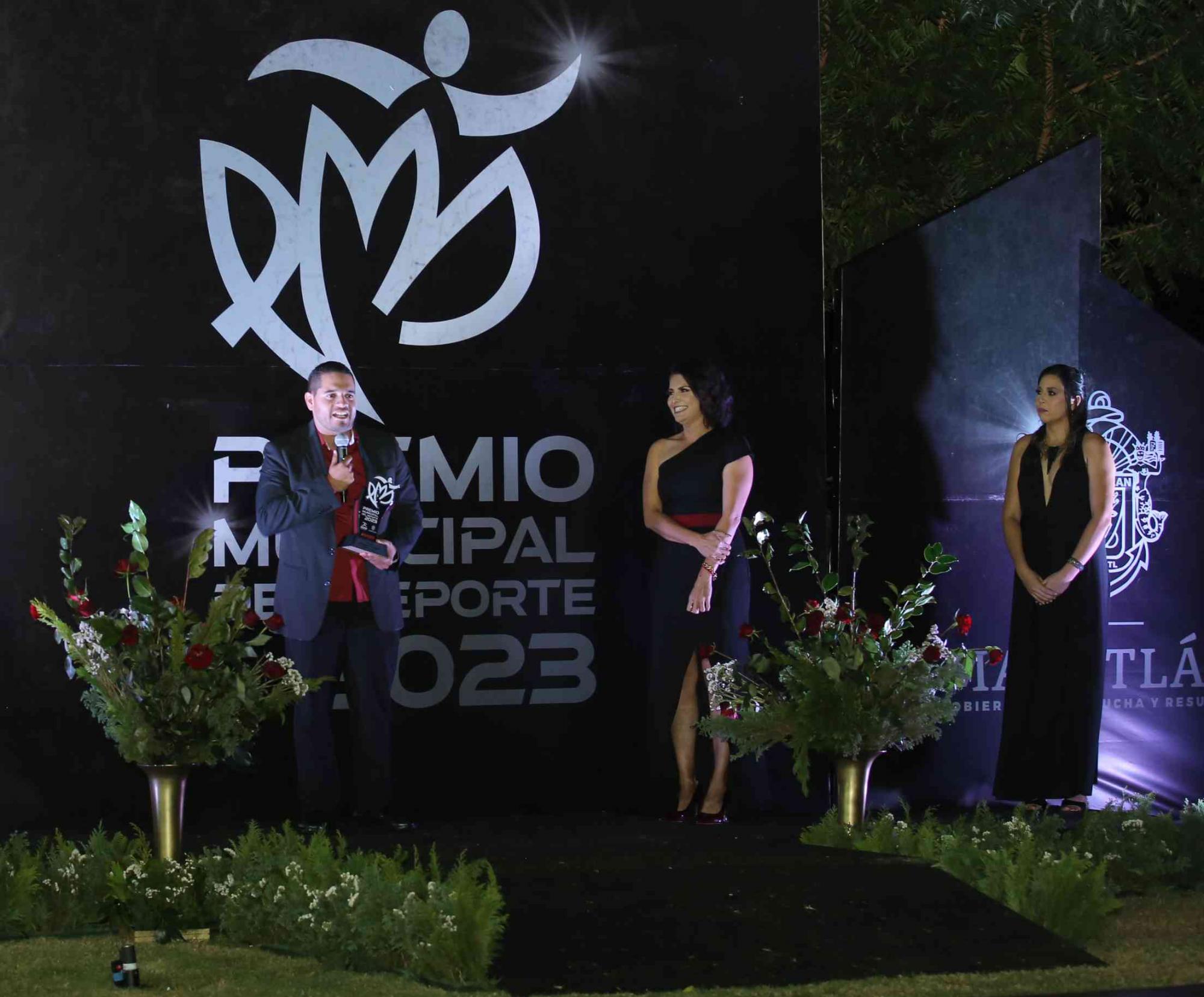 $!Manuel Mancilla Jiménez, quien dirige el Comité de Futbol Municipal, agradece la distinción.