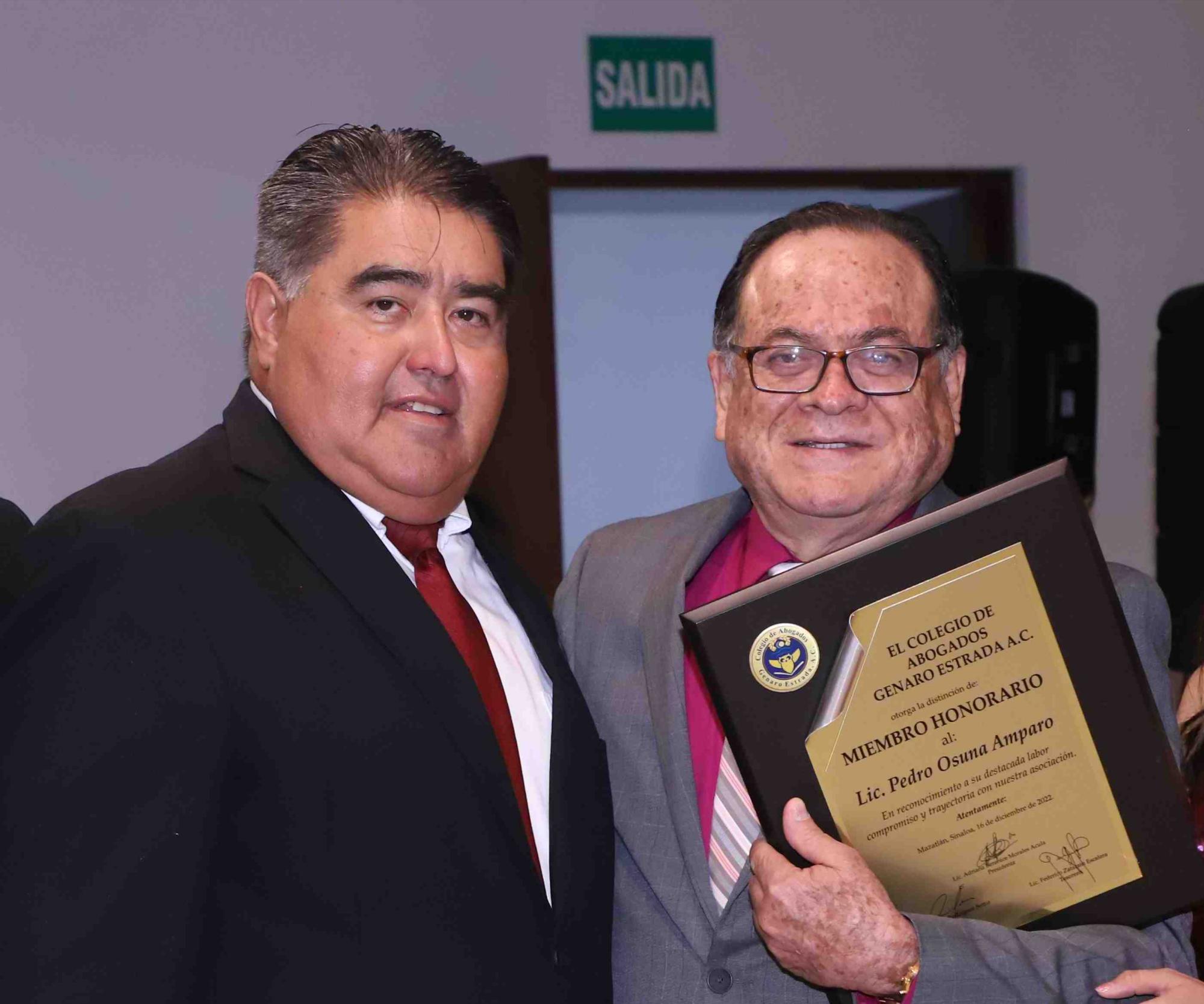 $!Arturo Reyes entregan reconocimiento a Pedro Osuna Amparo, como Miembro Honorario del colegio.