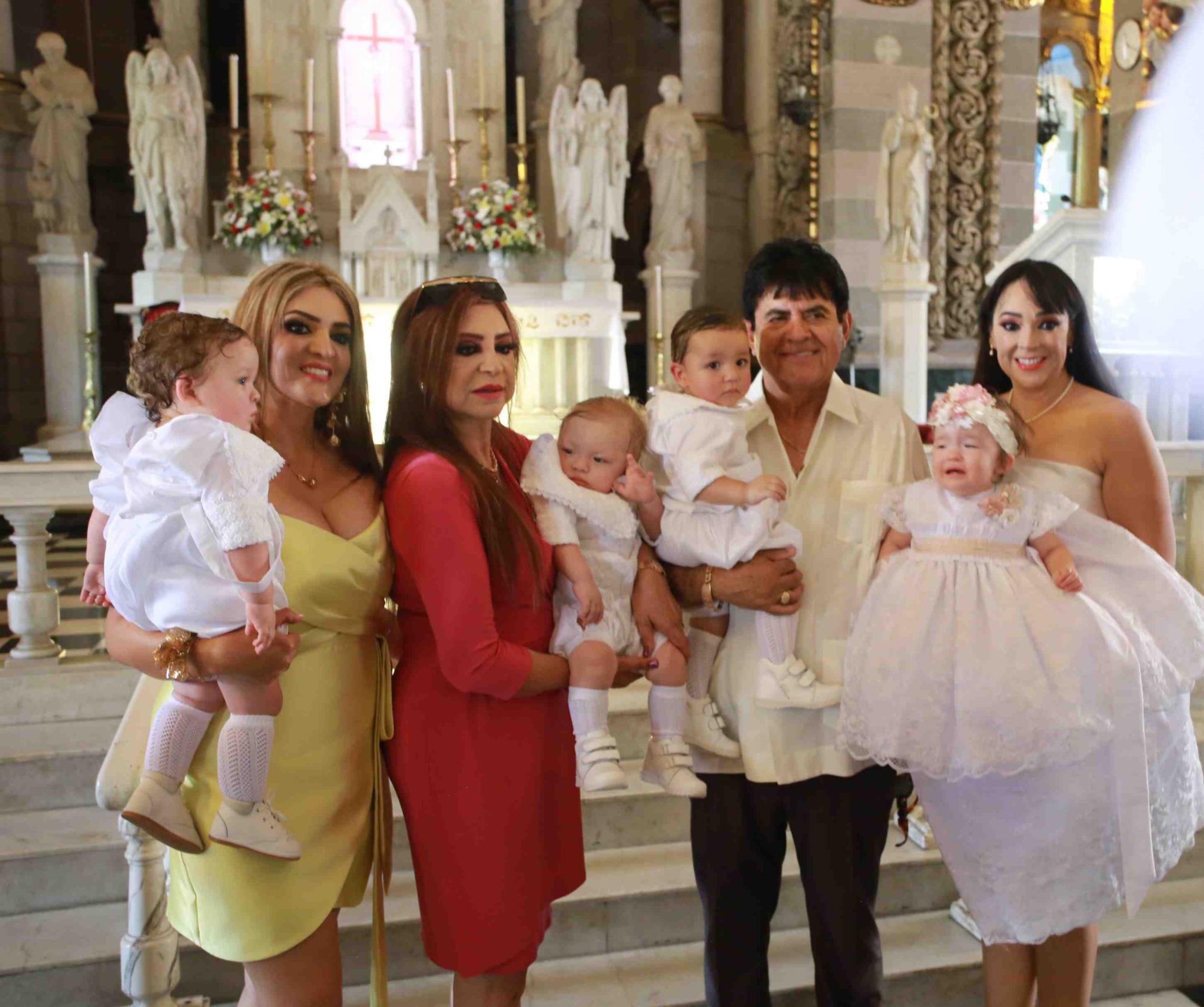 $!Julia Cruz, Emilia Soto de Cruz, Thomas Cruz y Rosa Alicia León con los cuatrillizos en brazos, Jayden, Jhonny, Alfred y Alice Wolf León.