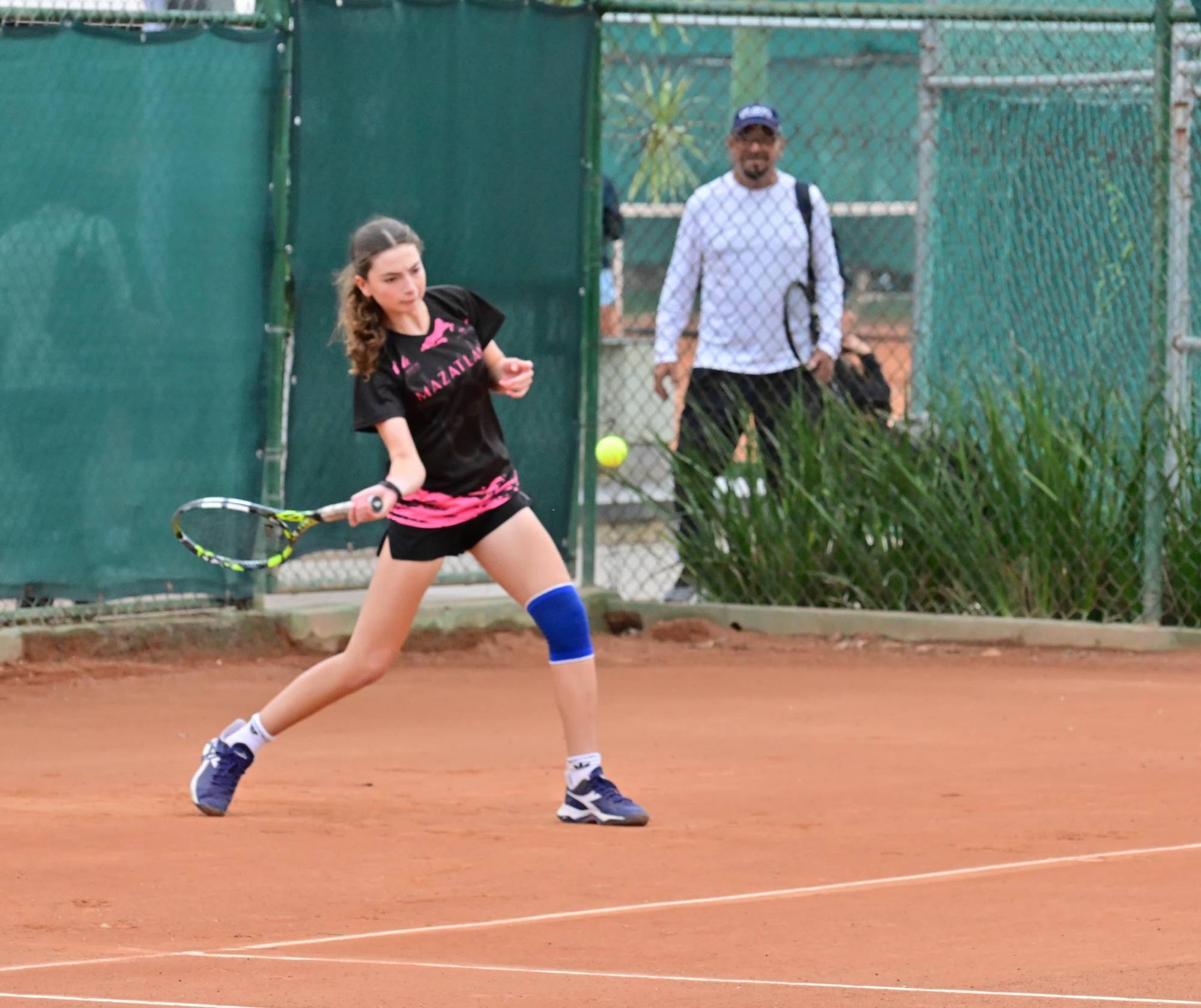 $!Califican siete mazatlecos a las semifinales en el estatal de tenis
