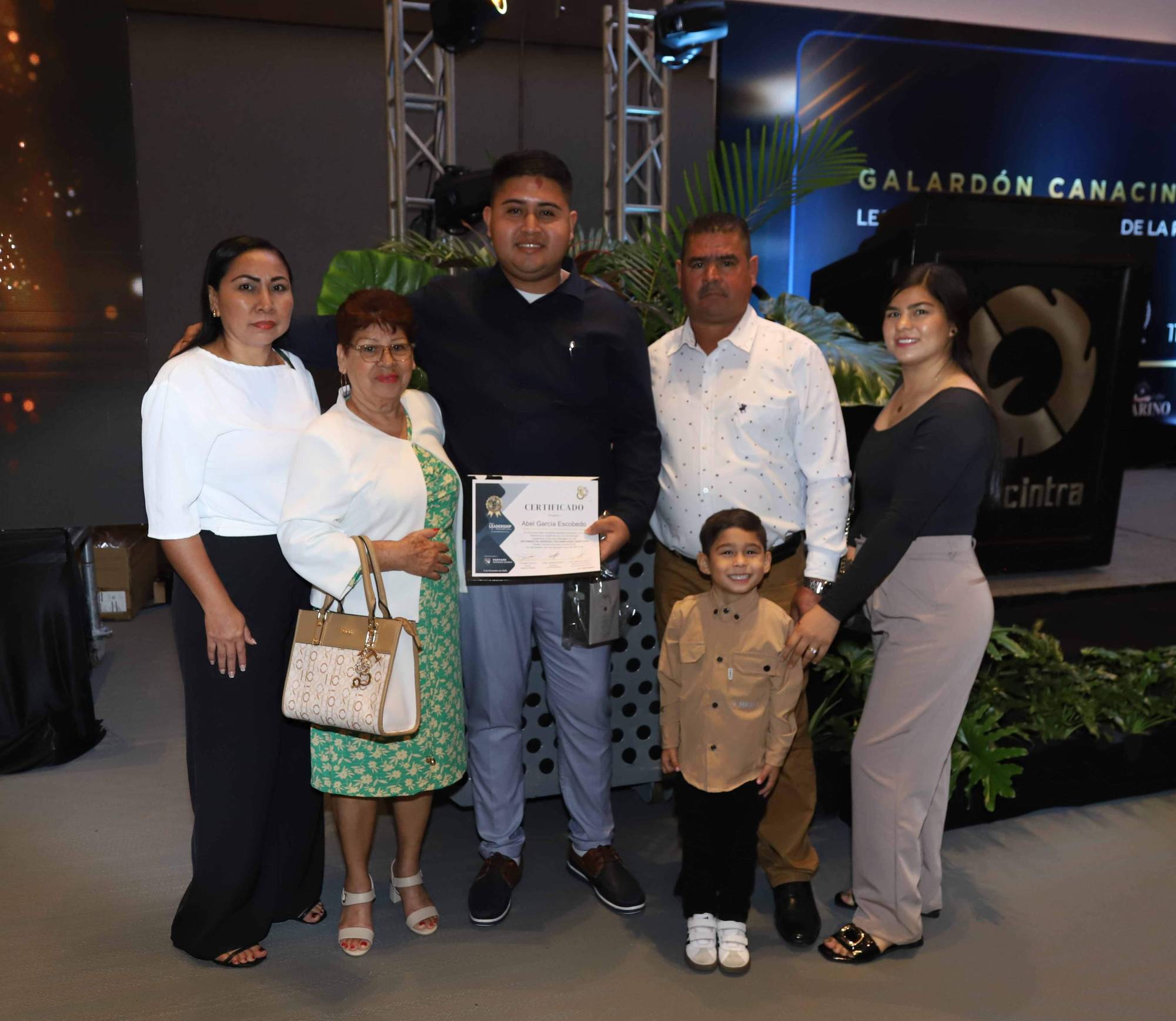 $!Abel García Escobedo entre sus familiares.