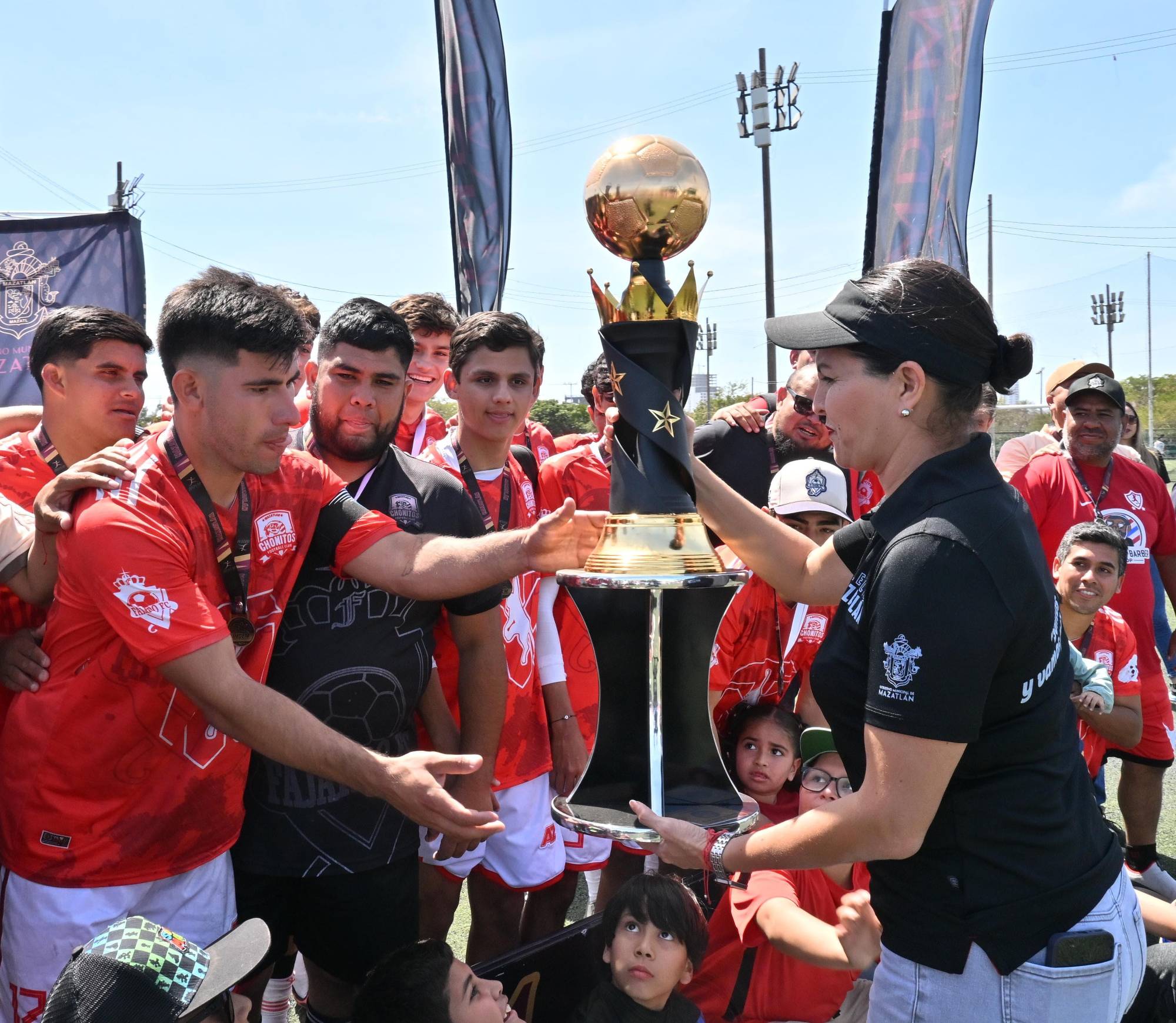 $!Se ciñe Familia Fajardo la corona de la Primera Fuerza con angustia extra
