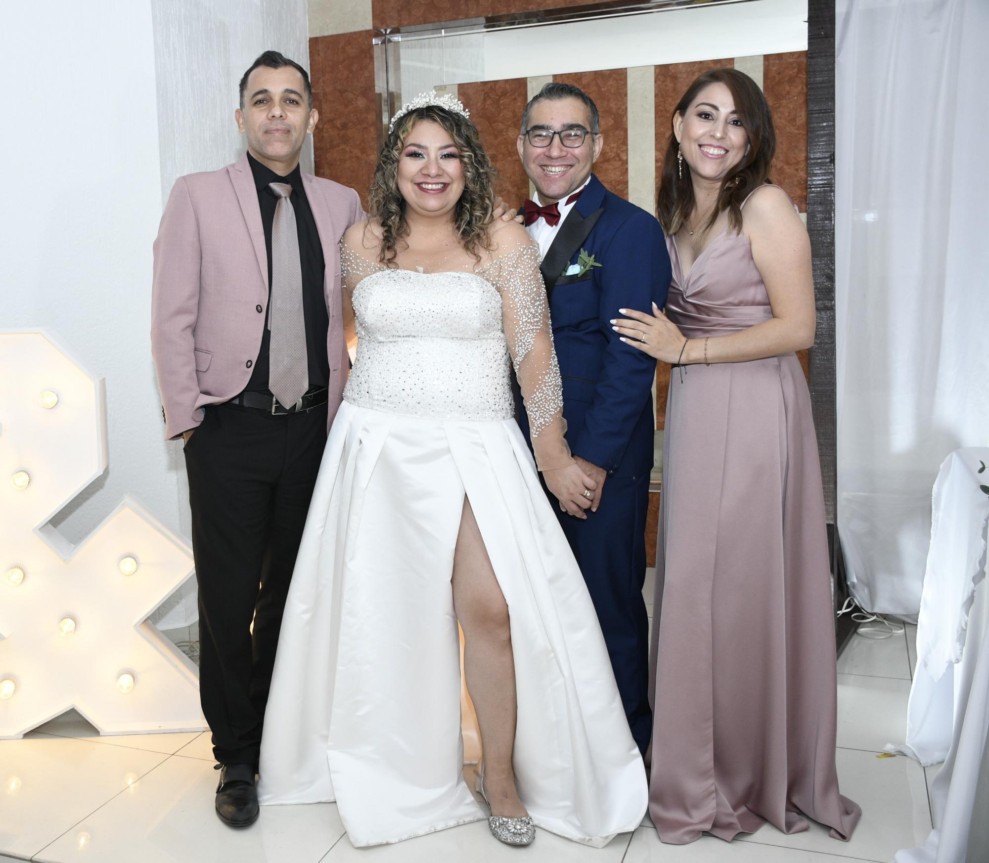 $!Los padrinos de anillos César Rodríguez y Judith Muñoz junto con la feliz pareja.