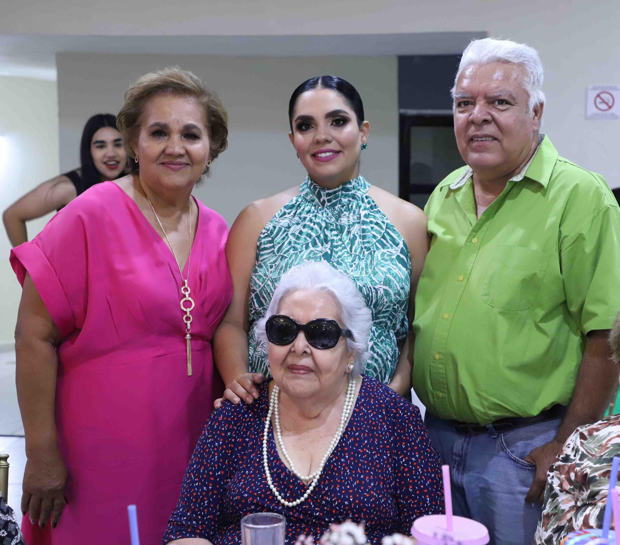 $!Teresita Osuna, Laura Elena y Juan Orpinela junto a la bisabuela de la pequeña Blanca, Elva García de Orpinela.