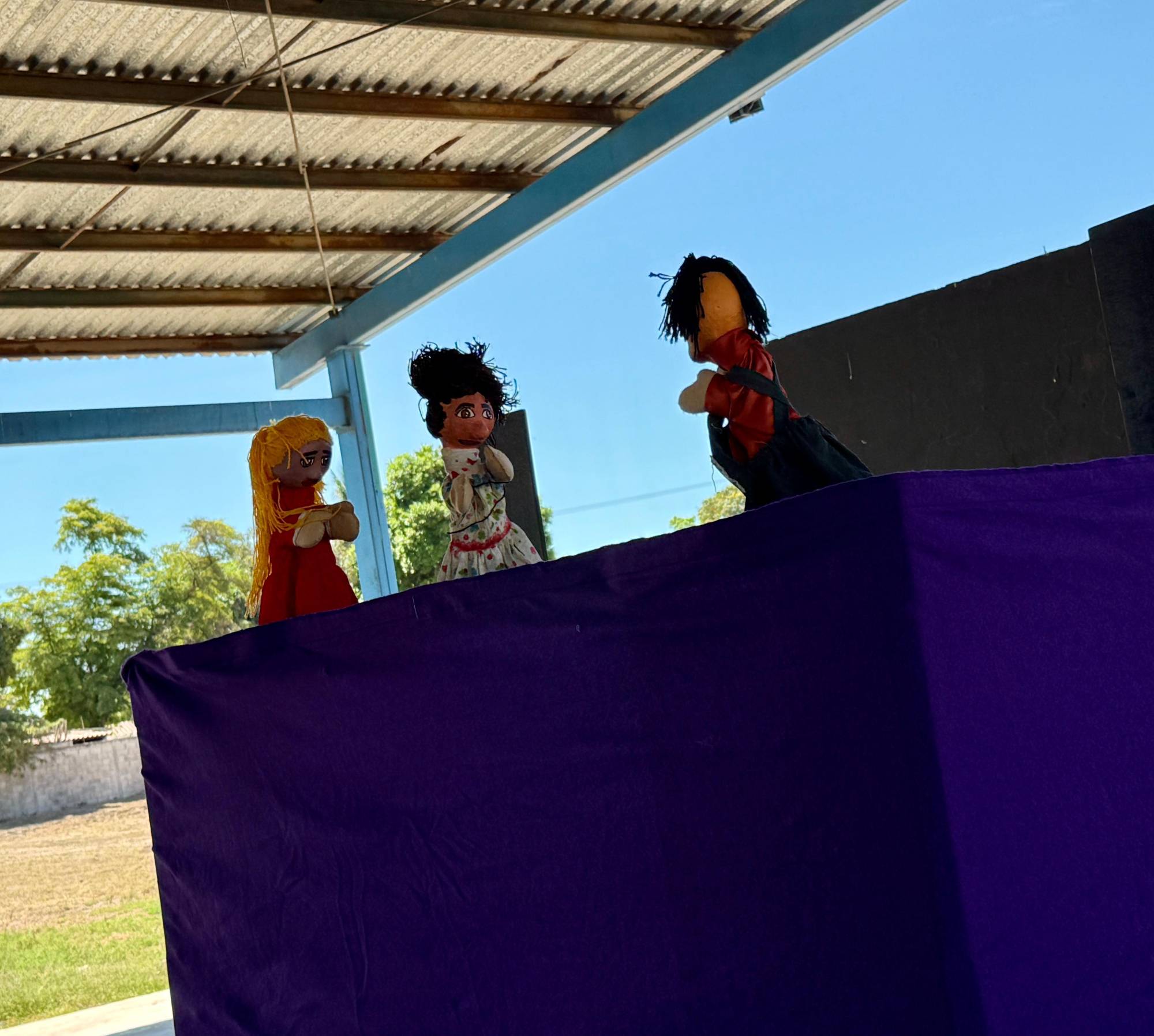 $!Buscan prevenir la violencia familiar con teatro guiñol en escuelas de Eldorado