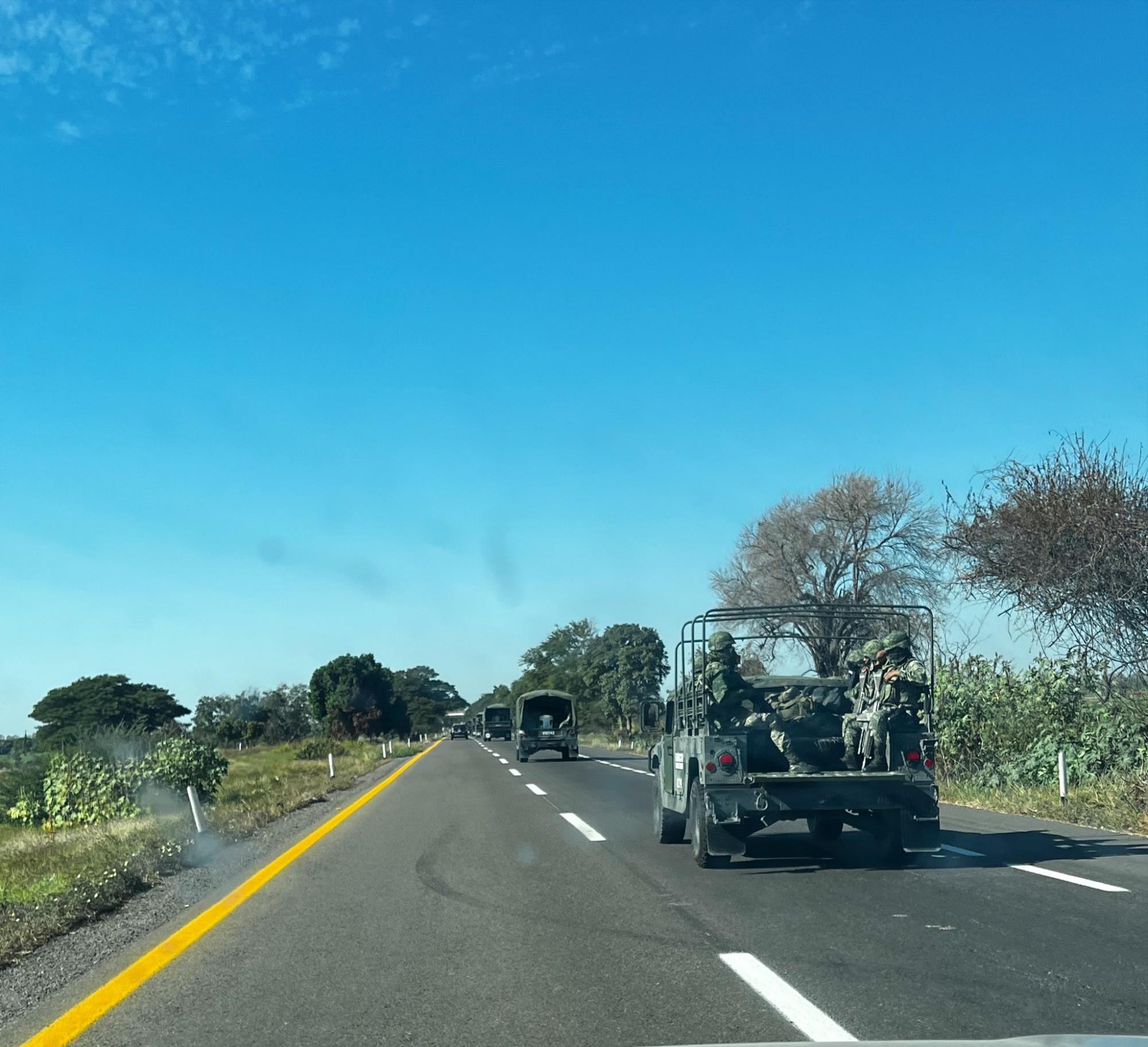 $!Convoy de militares por la Maxipista rumbo a Culiacán.