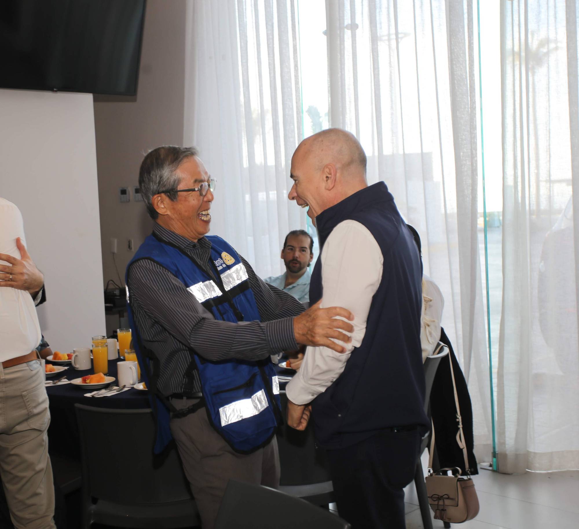 $!Tsutomu Yoshii y Óscar Sánchez en pleno saludo.