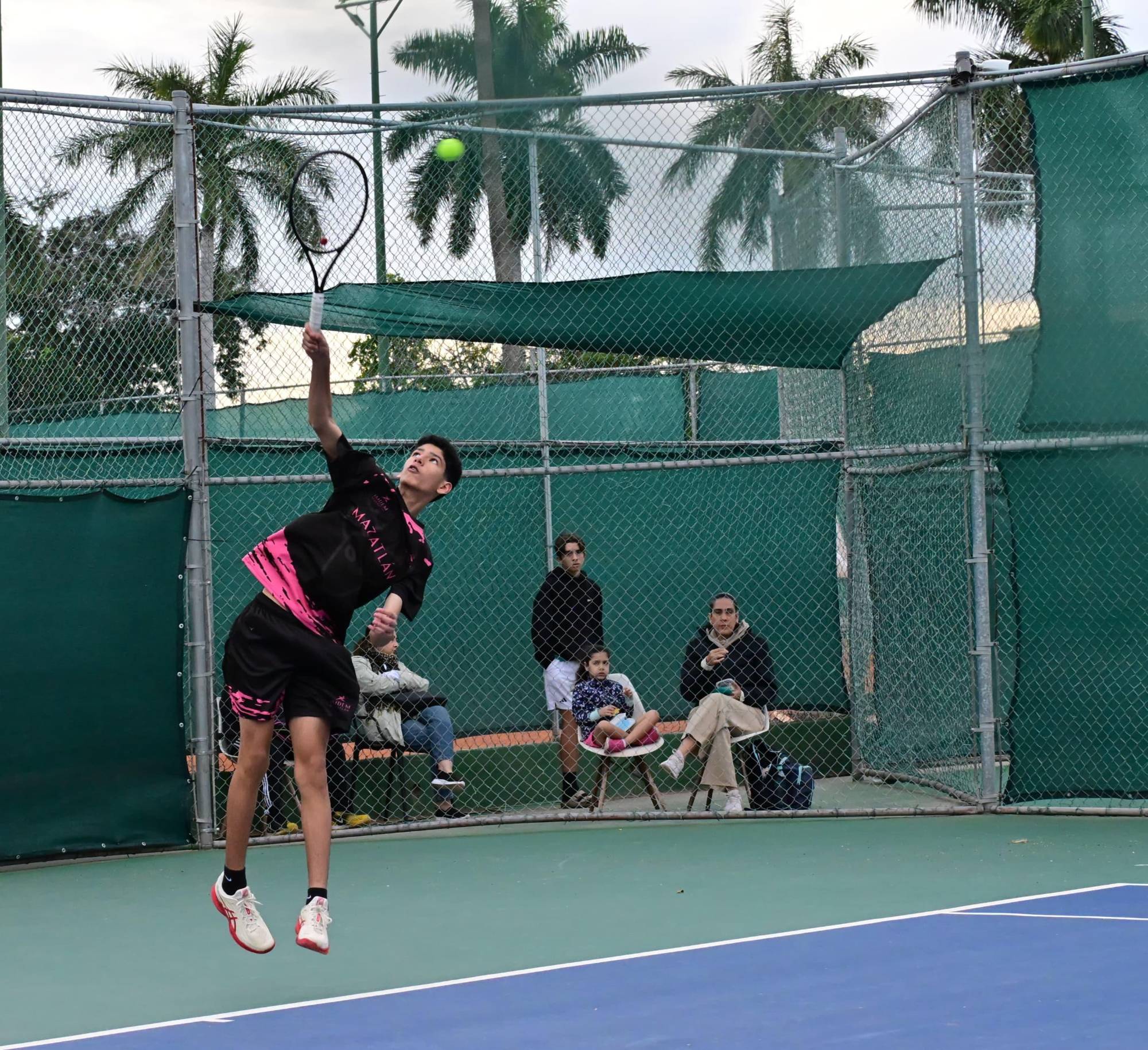 $!Califican siete mazatlecos a las semifinales en el estatal de tenis