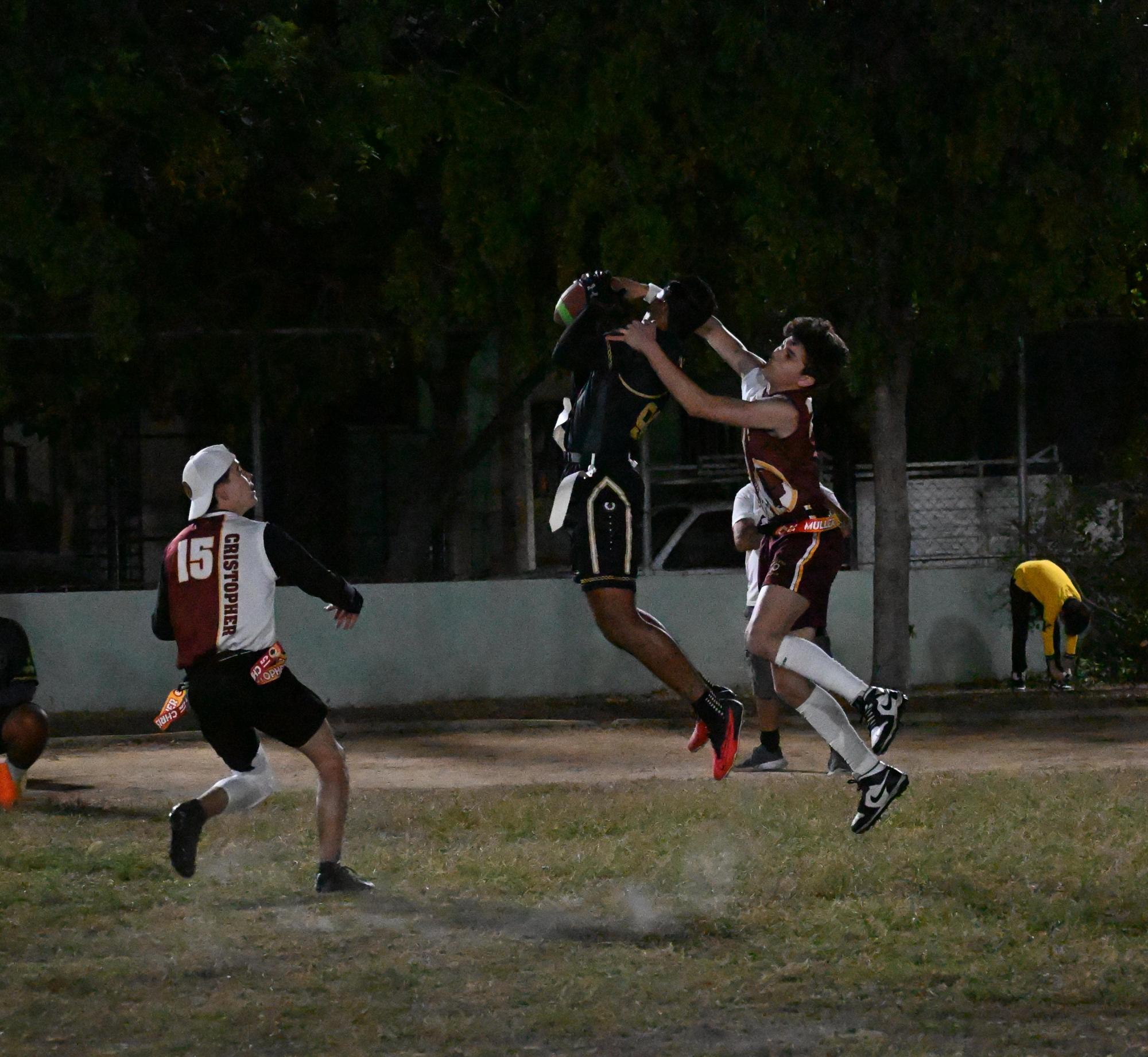 $!Se imponen Aztecas y Náutica, en el Tochito Flag Maz 2024-2025