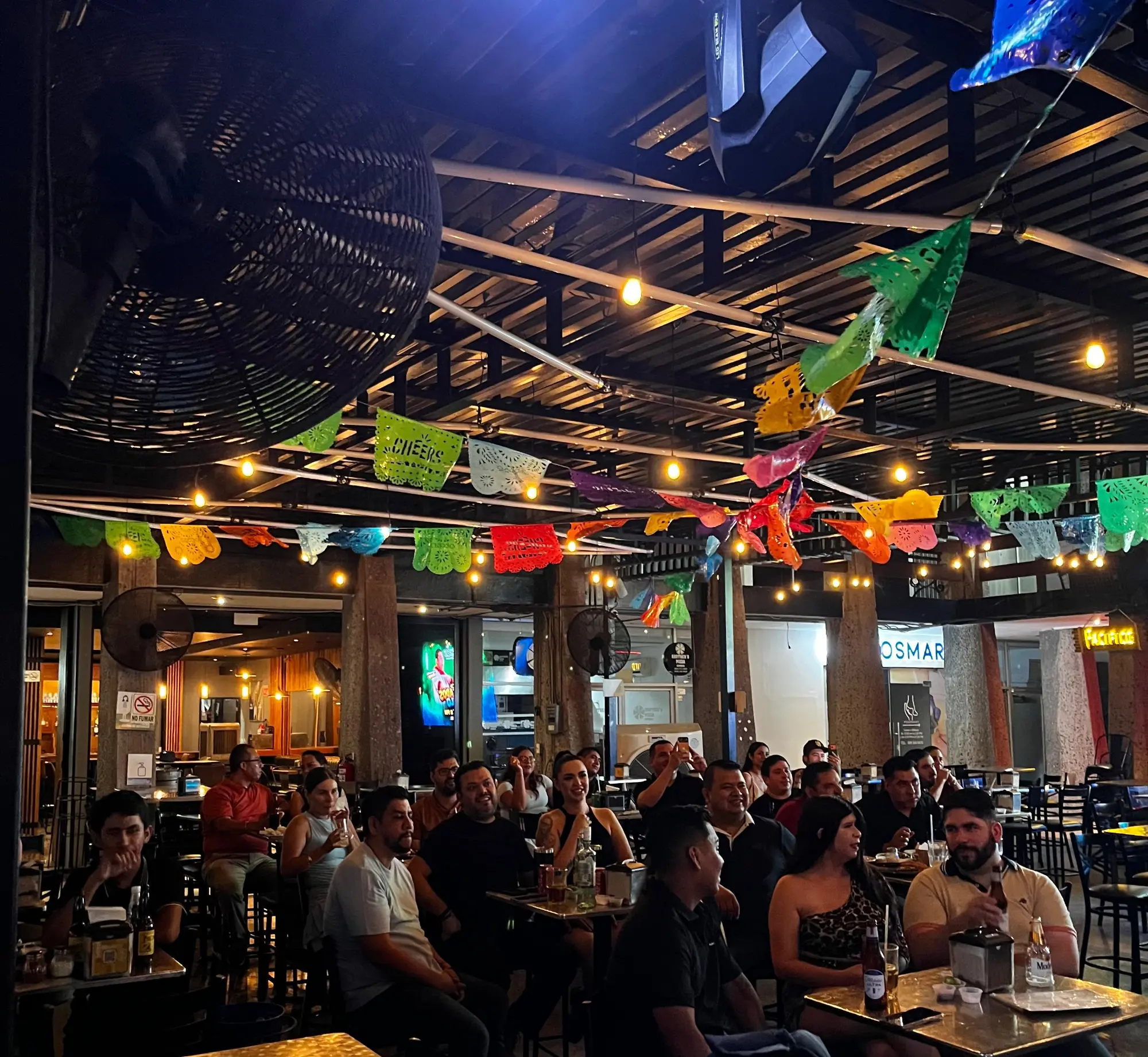 $!El Padre Amado y el Monaguillo Rony trajeron las carcajadas al Cheers Restobar