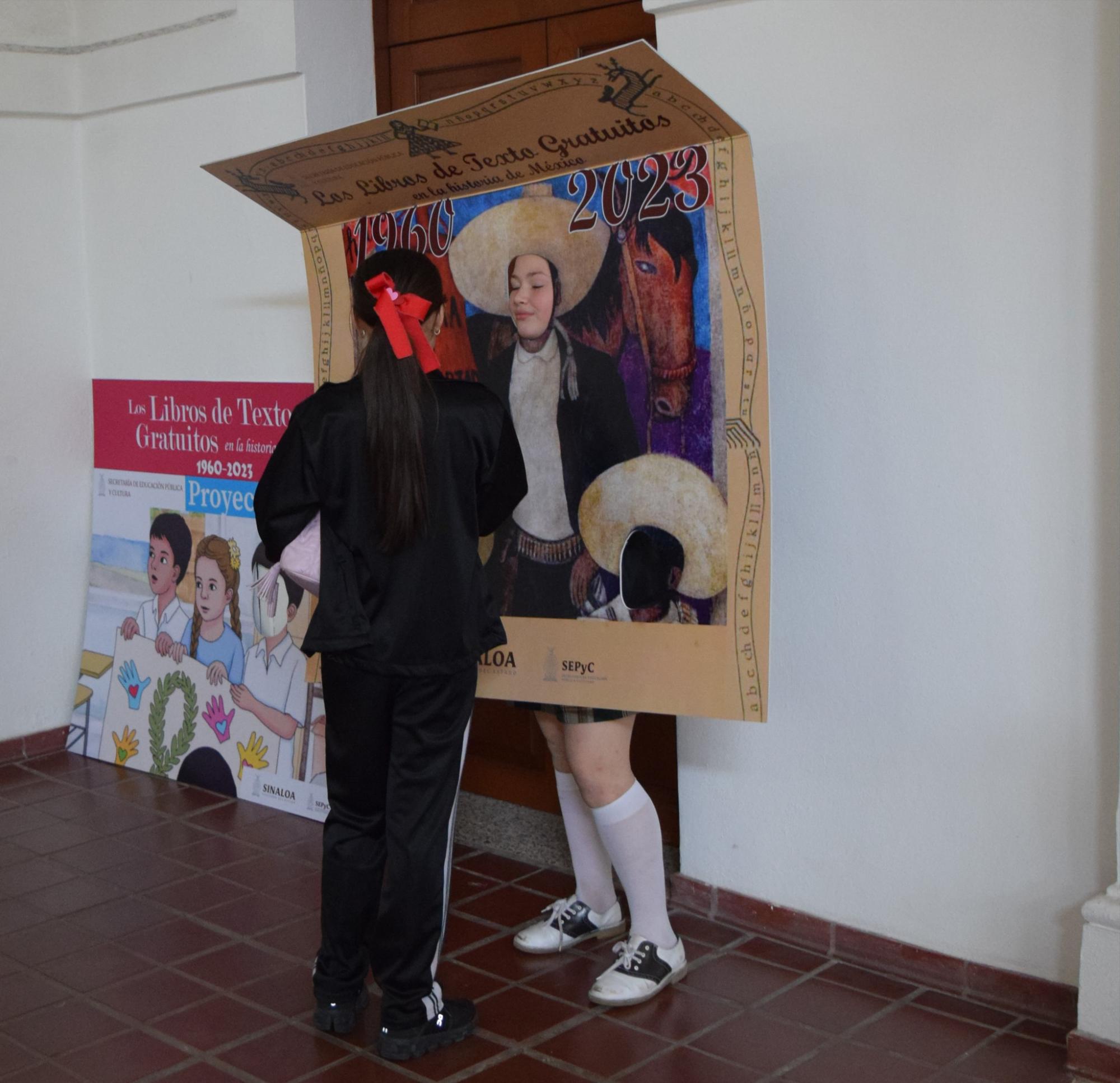 $!Muchos se tomaron la foto, como los personajes de las portadas.