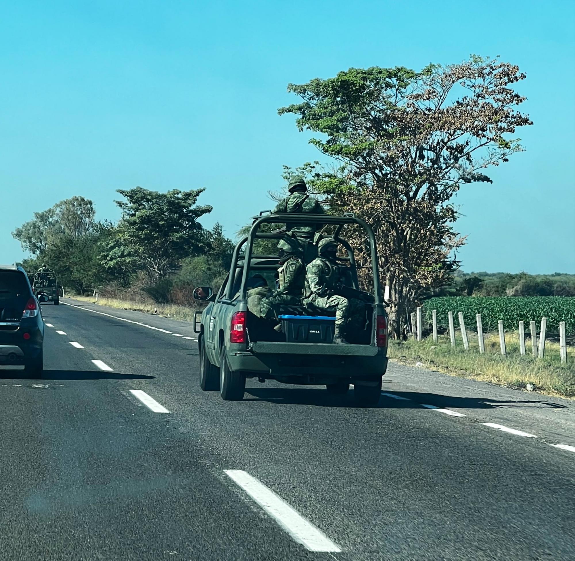 $!Hay largas filas de vehículos para entrar a Culiacán por la caseta de Costa Rica