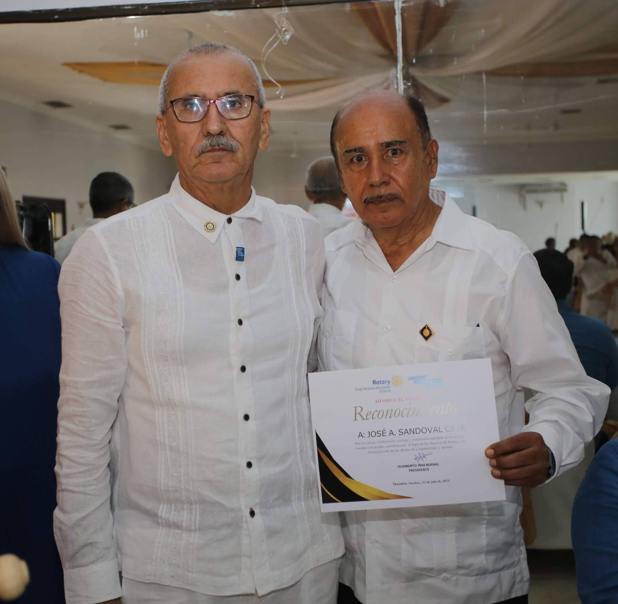 $!Humberto “Pini” Bernal hizo entrega de un reconocimiento a José Sandoval Ceja por su colaboración, entrega y servicio al club.