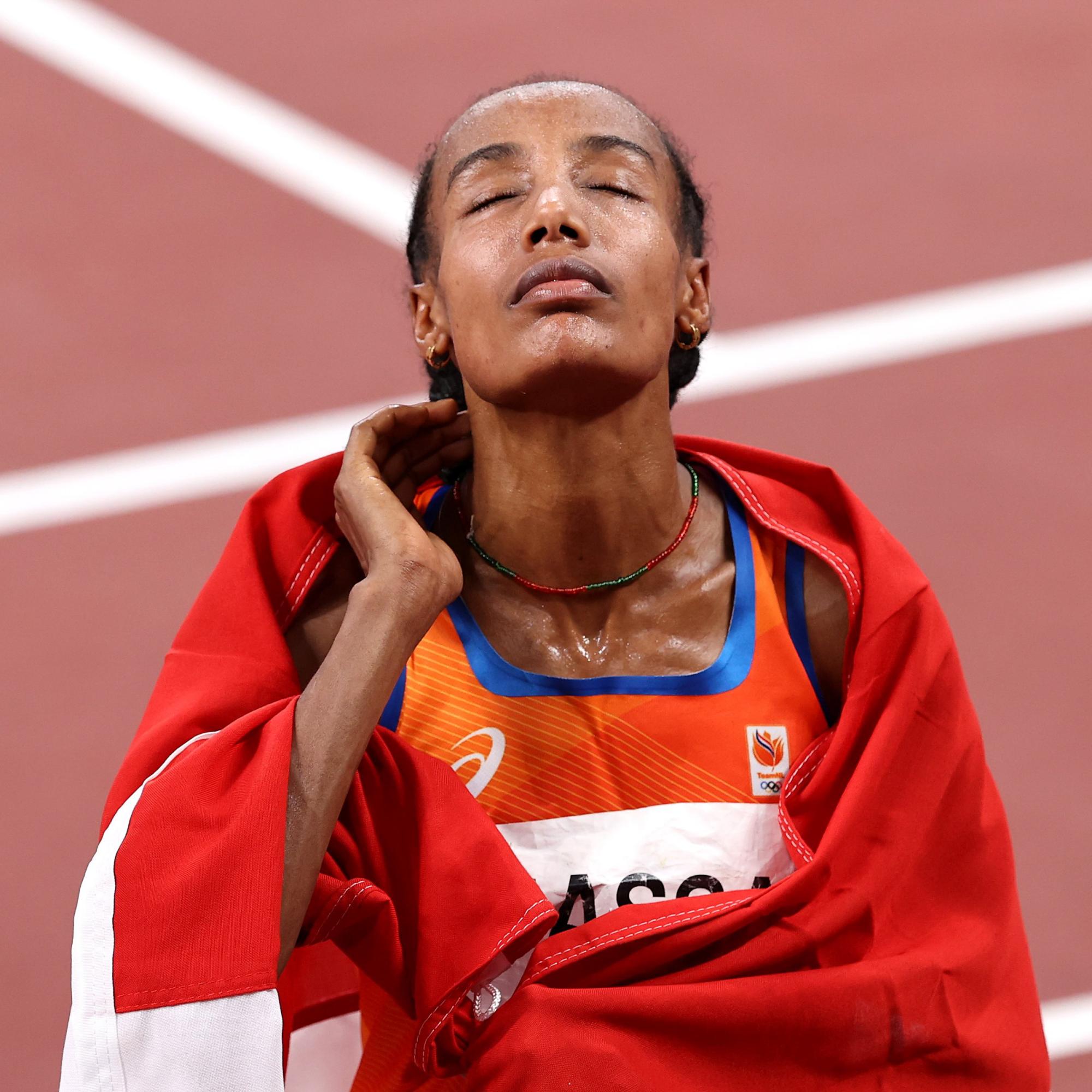 $!Sifan Hassan culmina su triple reto en Tokio 2020 con el oro en 10 mil metros