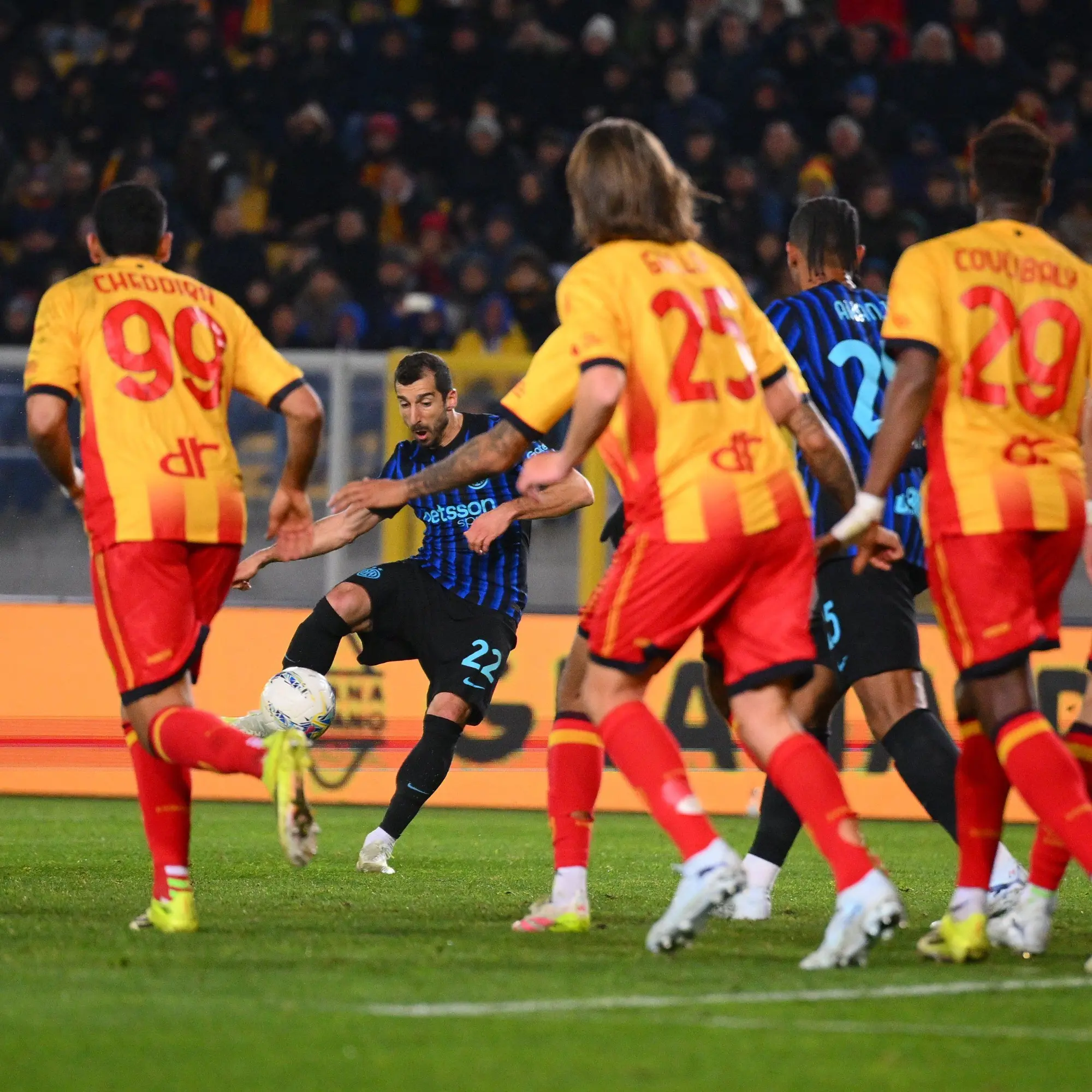 $!Inter vence a Lecce con goles de Mkhitaryan y Akanji en la Serie A