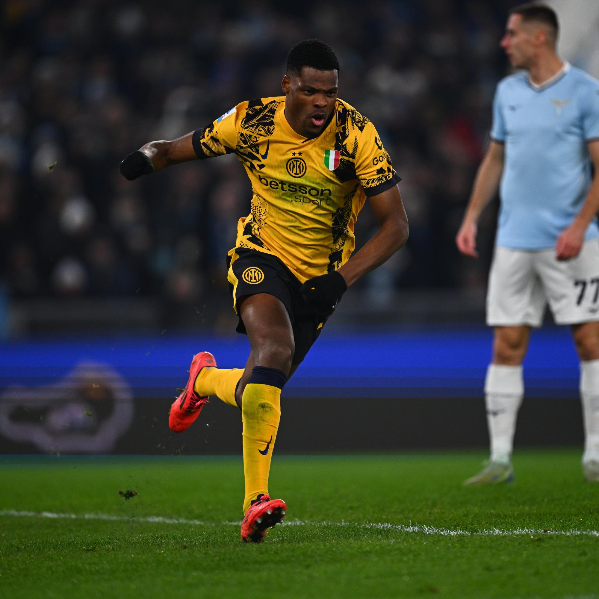 $!El Inter endosa un ‘set’ a la Lazio y sigue a tres puntos del Atalanta