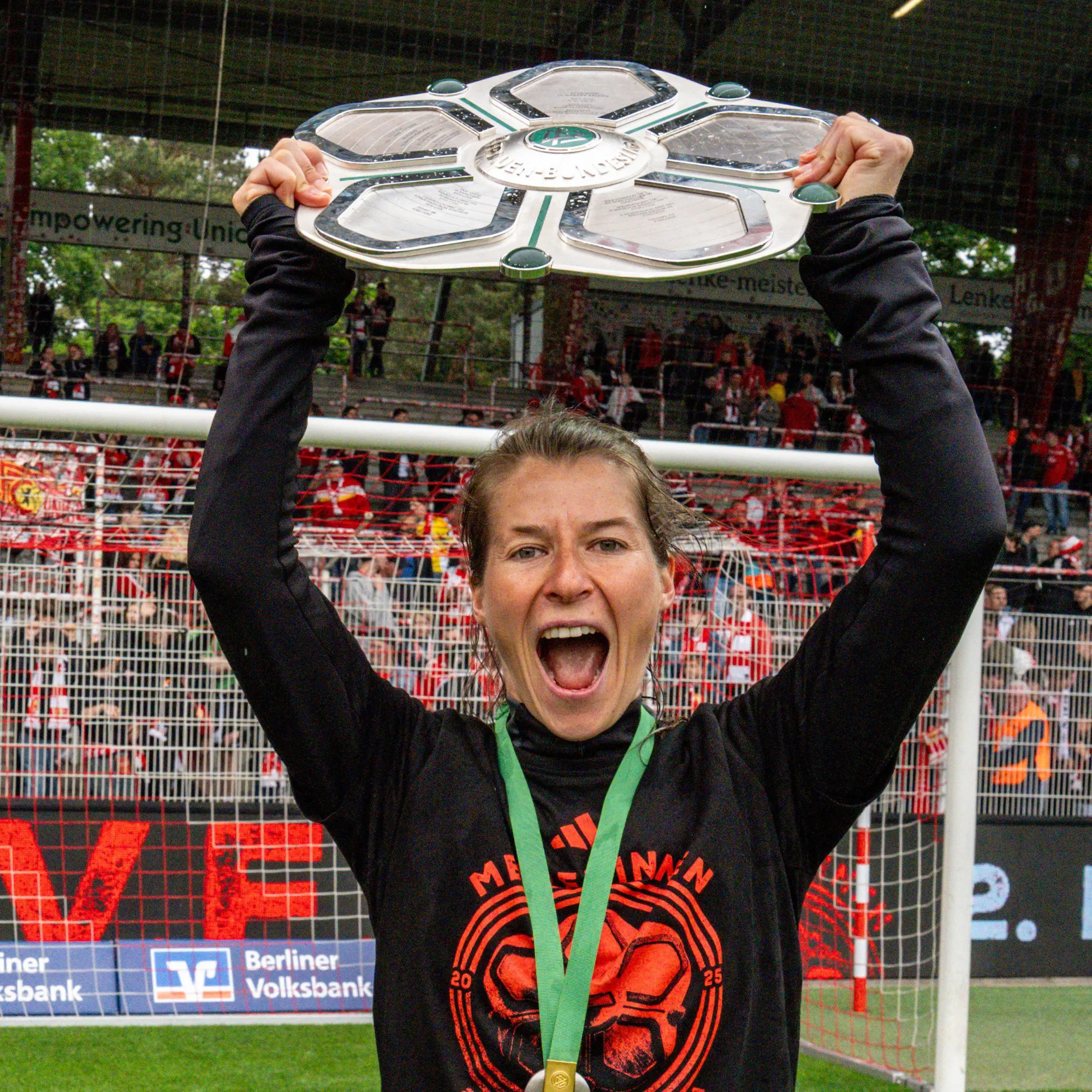 $!Marie-Louise Eta hace historia: primera mujer en dirigir un club de Bundesliga