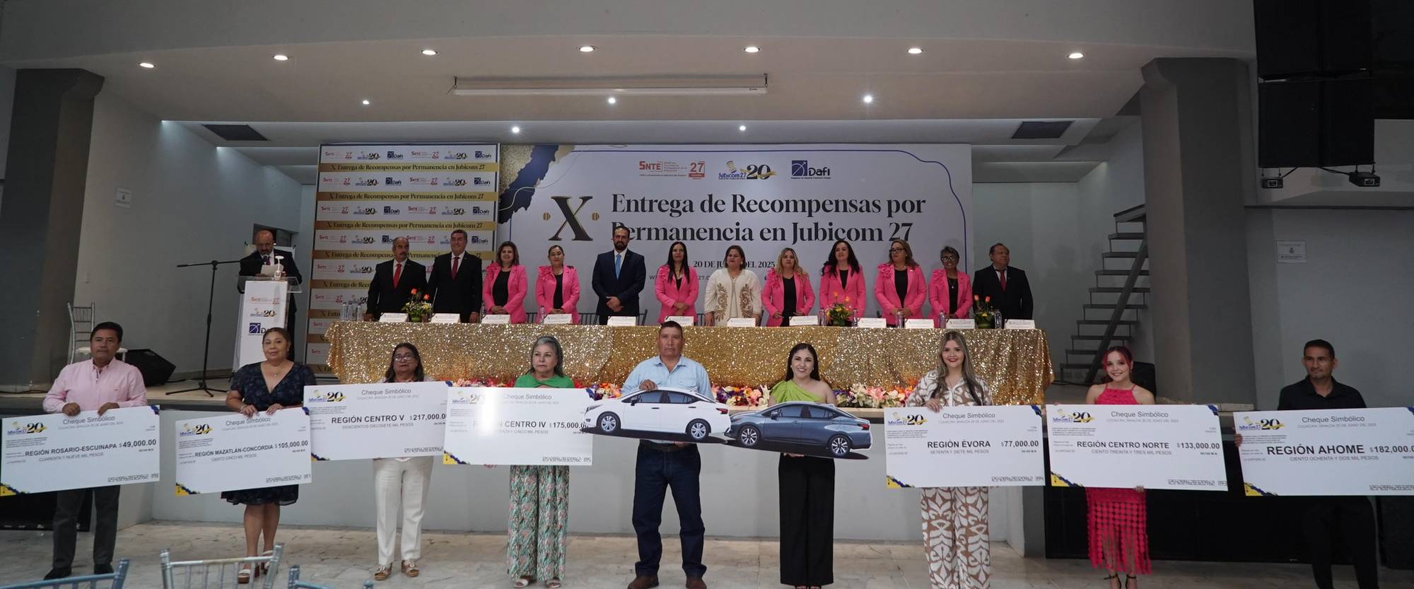 $!Entrega simbólica a socios representando a cada una de sus regiones.