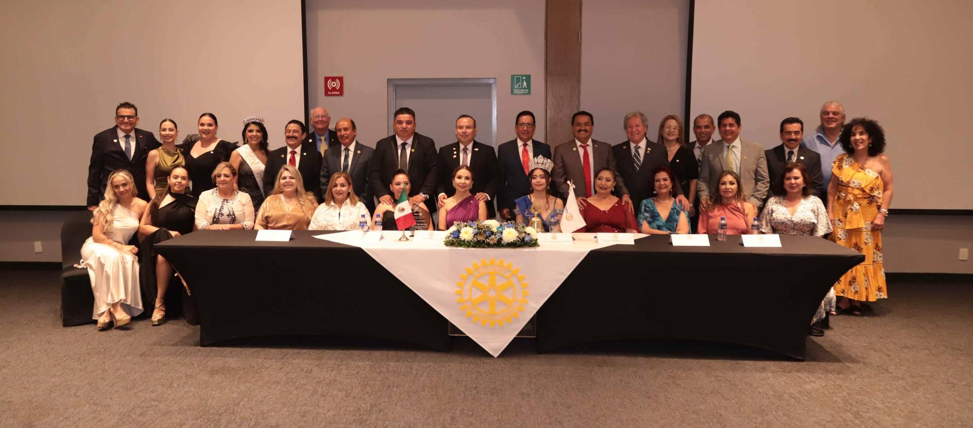 $!Los integrantes de la agrupación junto a sus esposas se toman la fotografía del recuerdo.