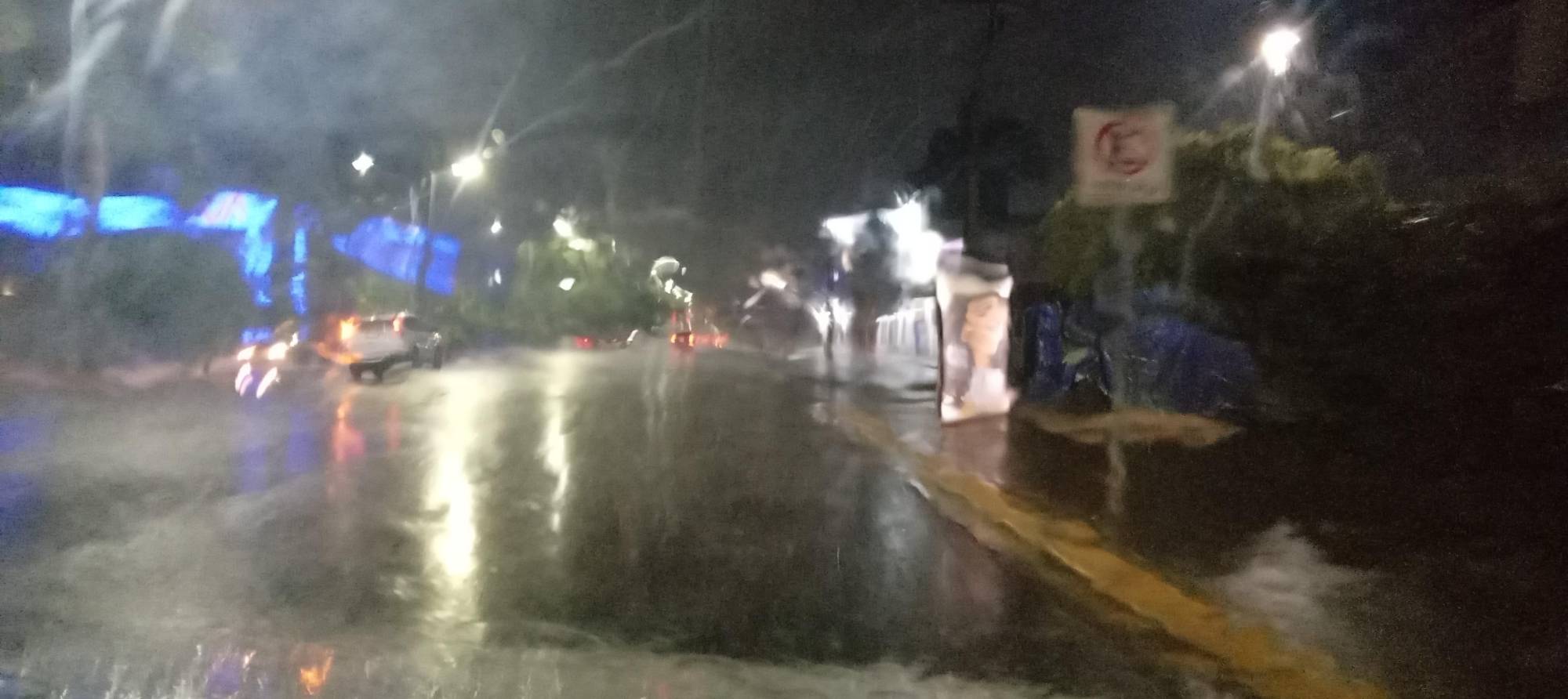 $!Primera precipitación ligera deja ‘lluvia’ de apagones en Mazatlán