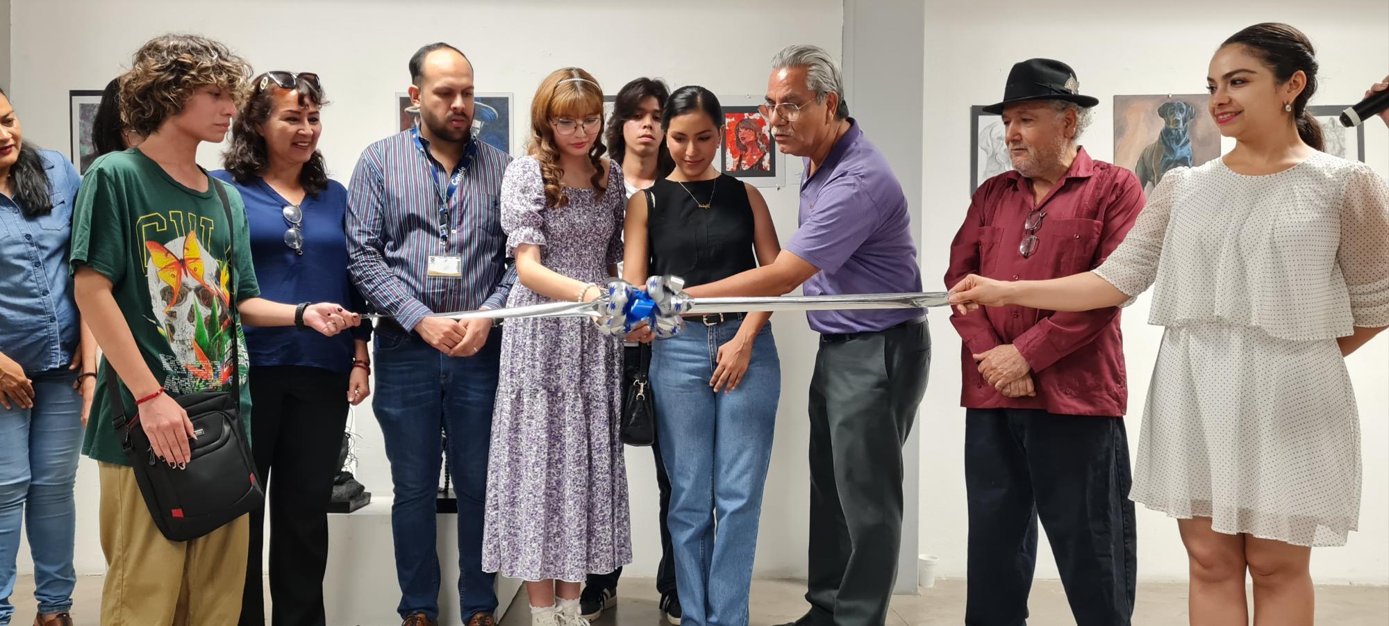 $!En el corte de listón estuvo Jorge Luis Hurtado Reyes, director de Artes Visuales de la UAS.