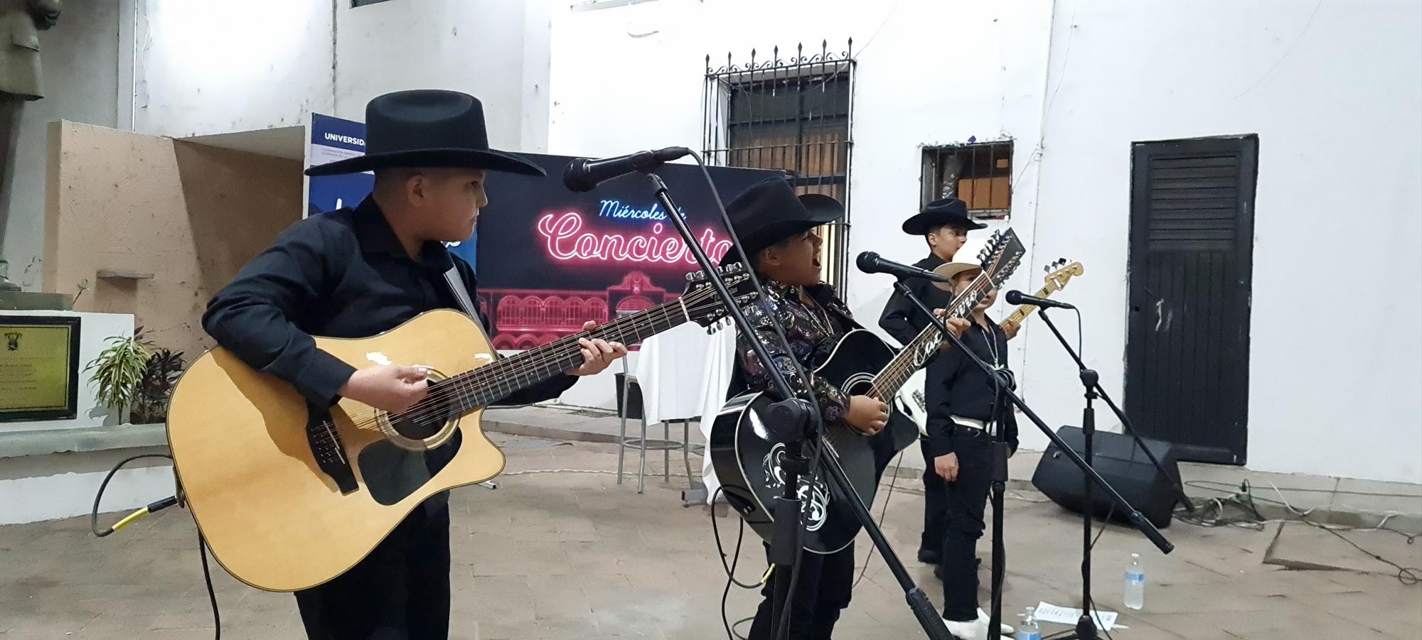 $!Con emotivas interpretaciones se presentaron los jóvenes músicos en el patio del Edificio Central de la UAS, para deleitar al público presente.
