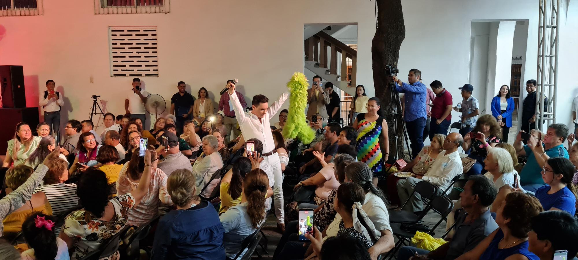 $!Pável Arámbula pone a cantar y bailar al público con sus imitaciones