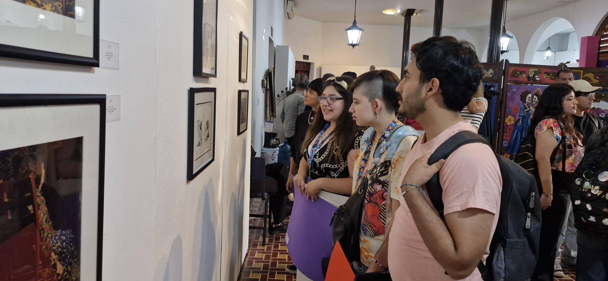 $!El público aprecia las obras.