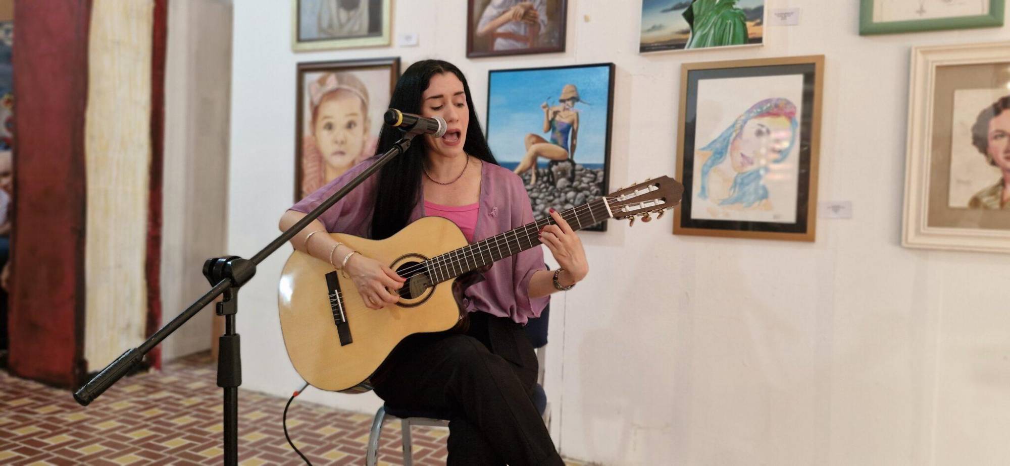 $!Pau Matinée interpretó algunos temas de su autoría.